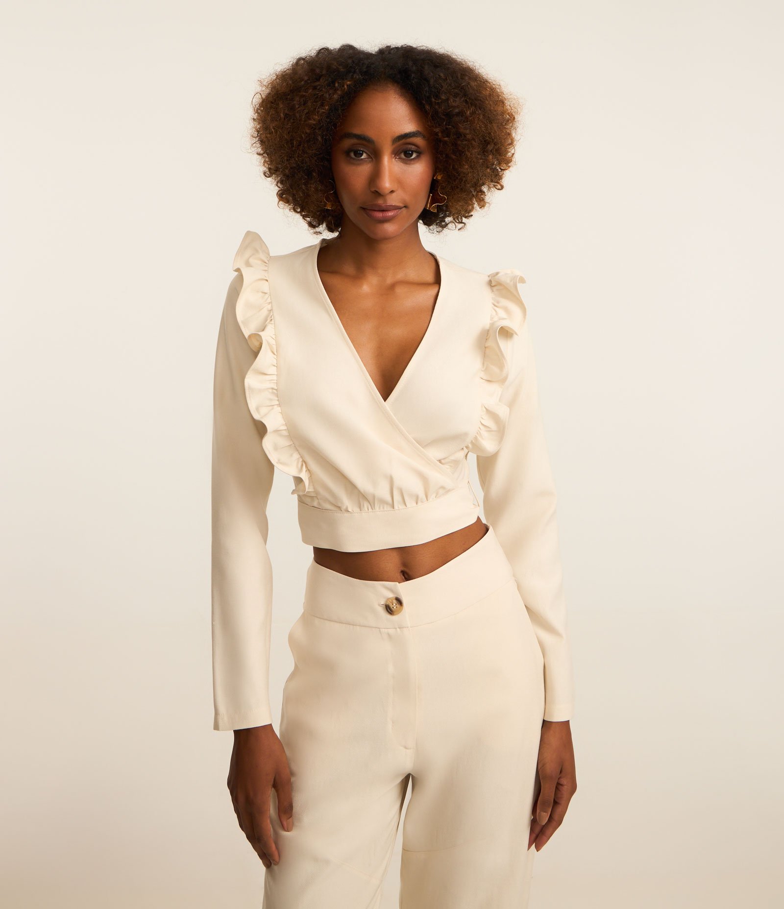 Blusa Cropped em Alfaiataria com Amarração e Babado Bege 1