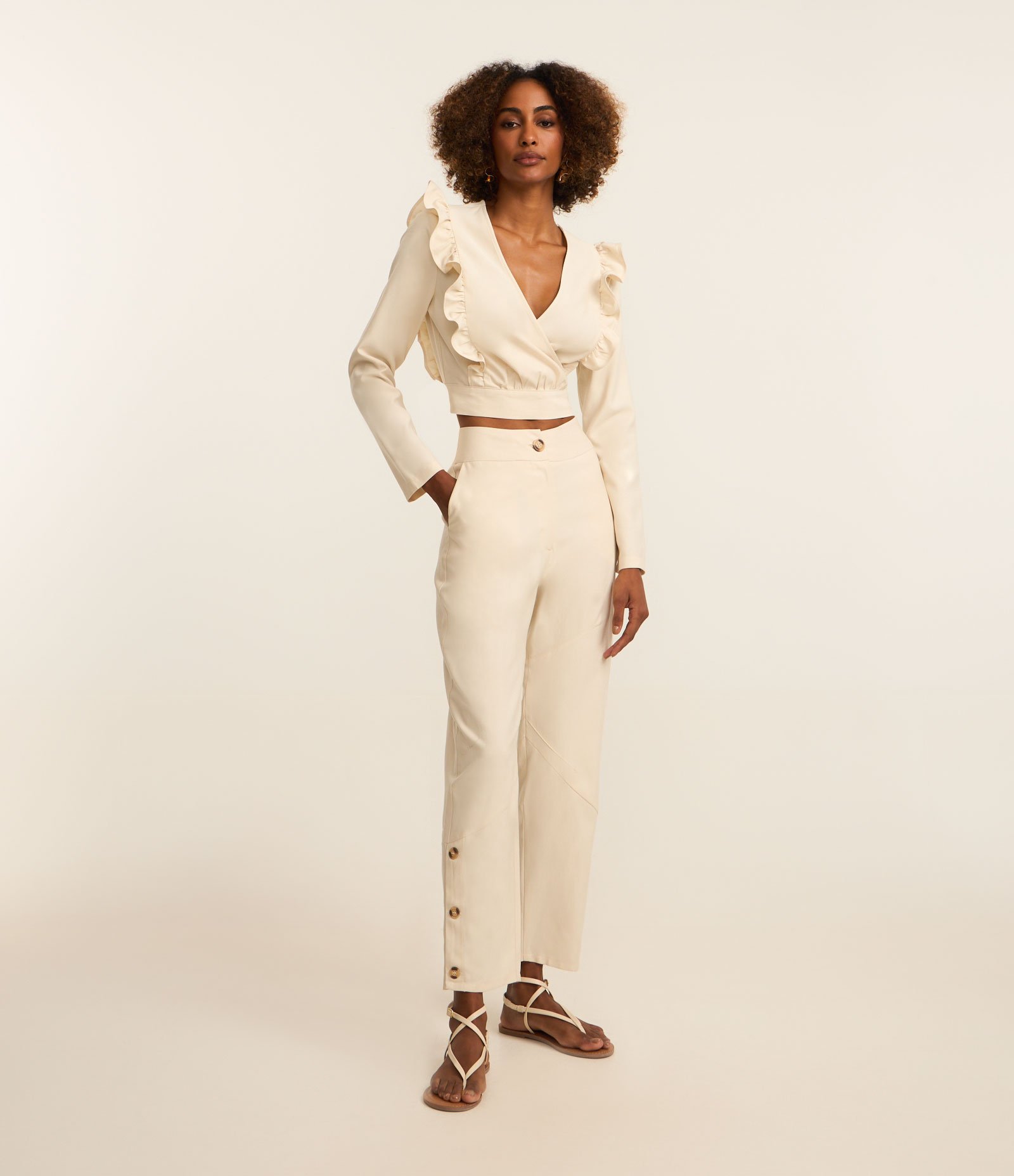 Blusa Cropped em Alfaiataria com Amarração e Babado Bege 2