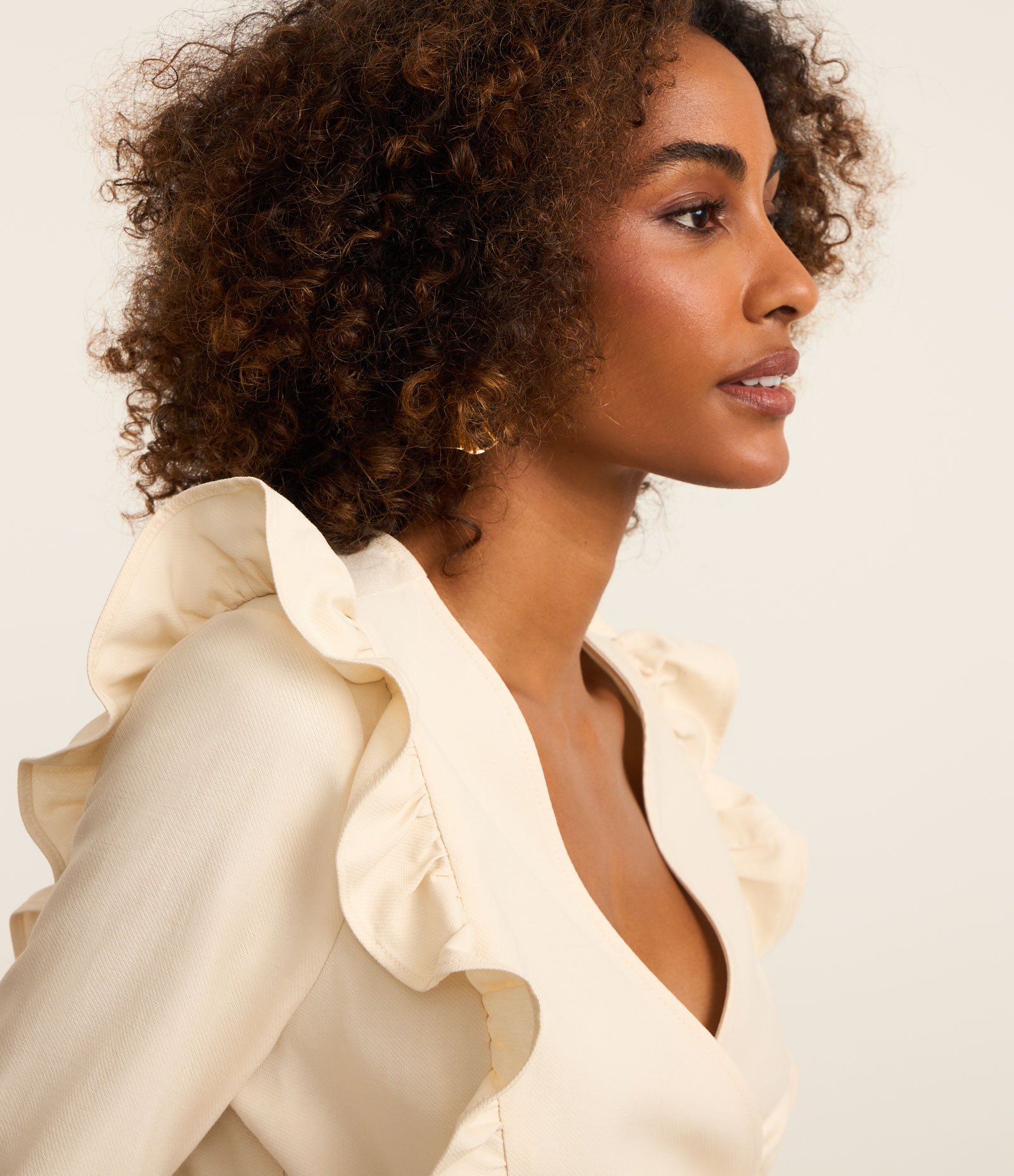 Blusa Cropped em Alfaiataria com Amarração e Babado Bege 4