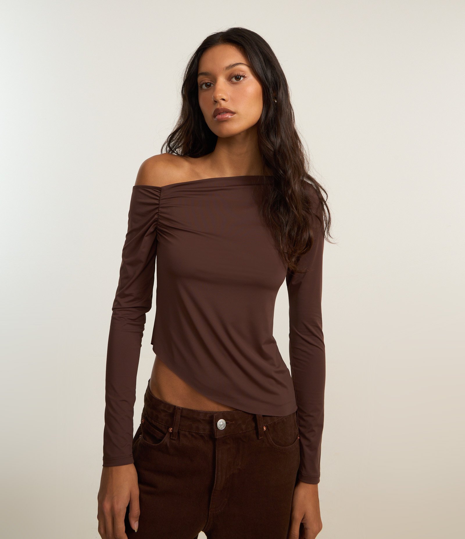 Blusa em Microfibra com Decote Assimétrico e Drapeado na Cava Marrom 1