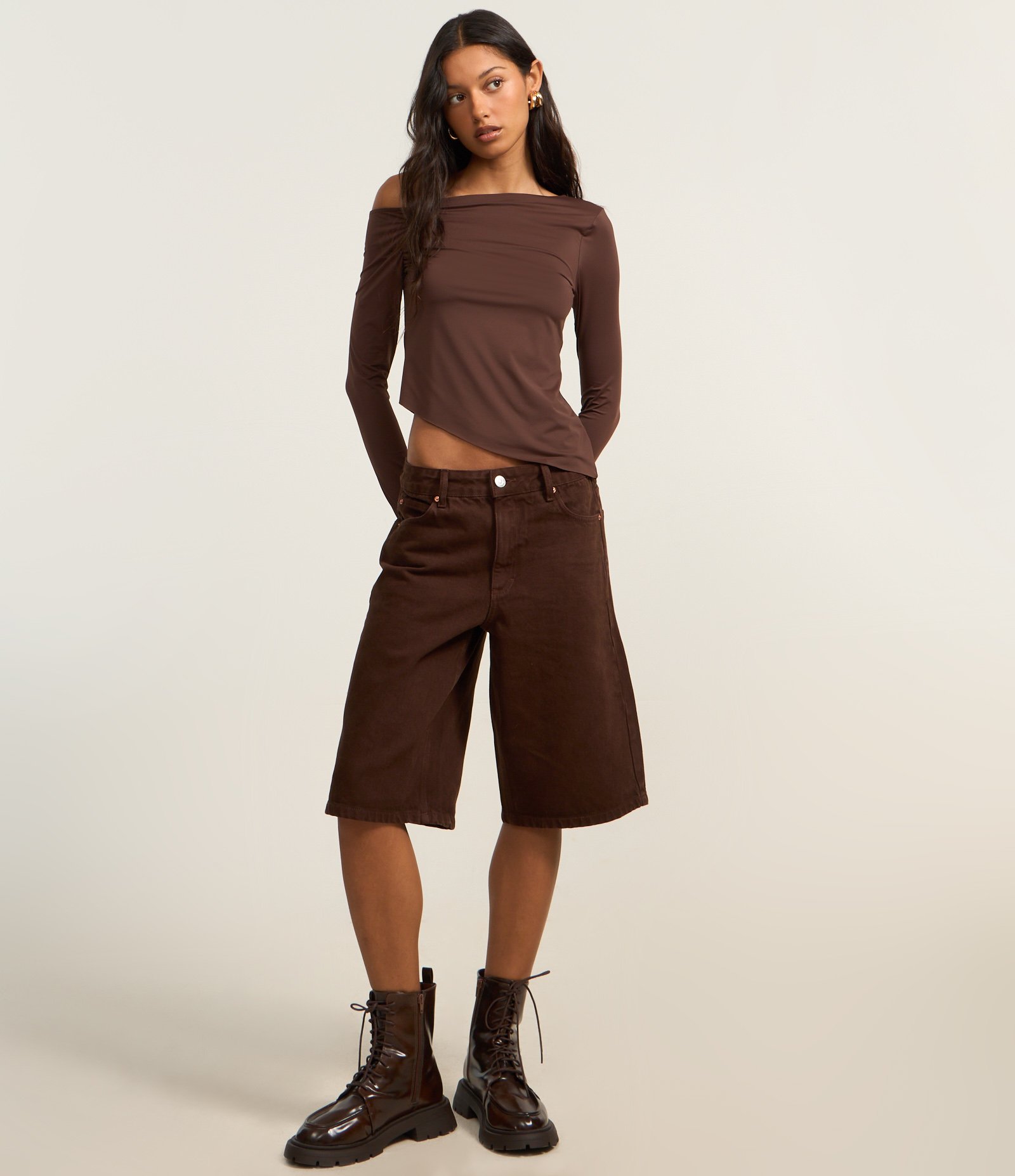 Blusa em Microfibra com Decote Assimétrico e Drapeado na Cava Marrom 2