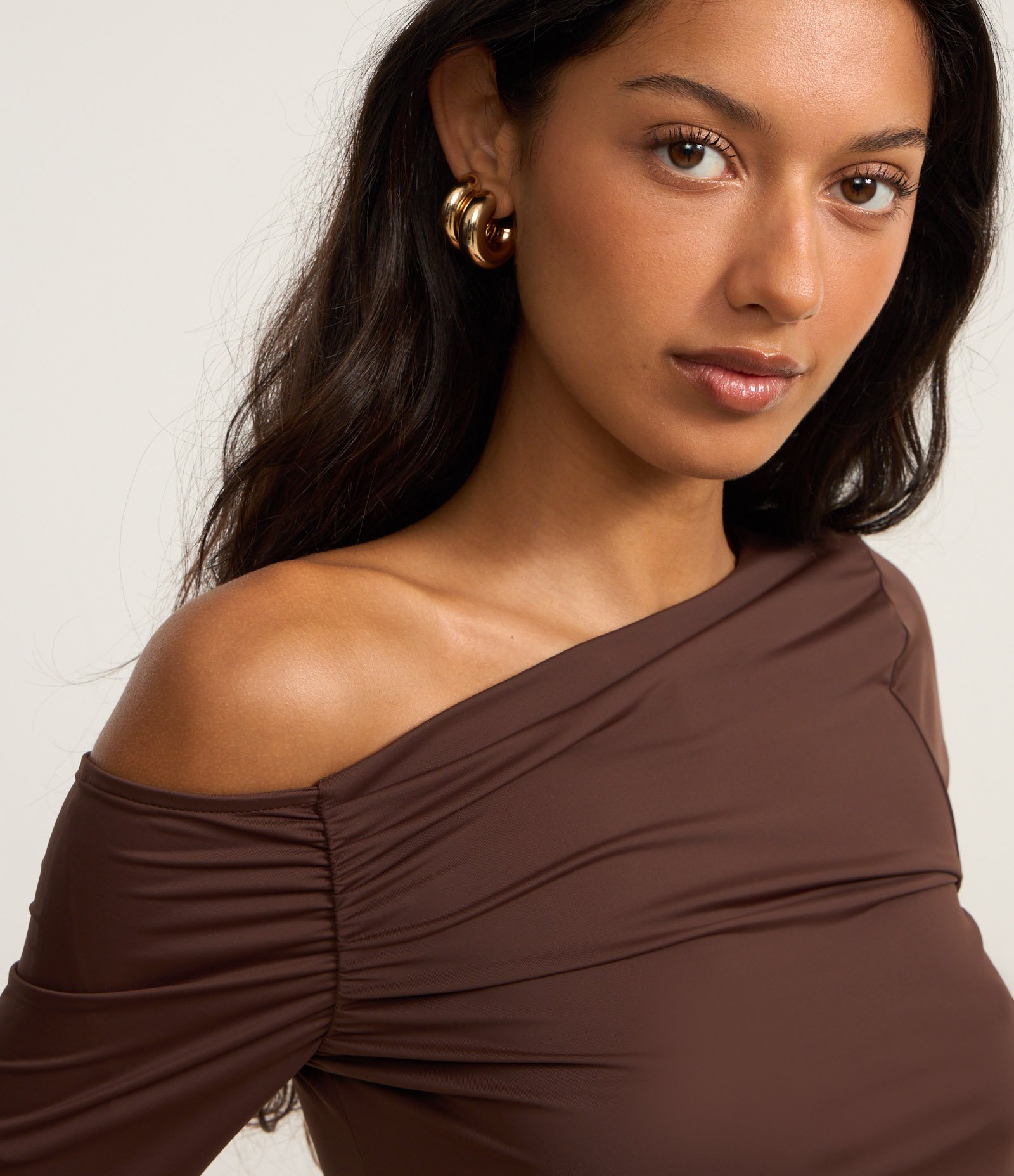 Blusa em Microfibra com Decote Assimétrico e Drapeado na Cava Marrom 3