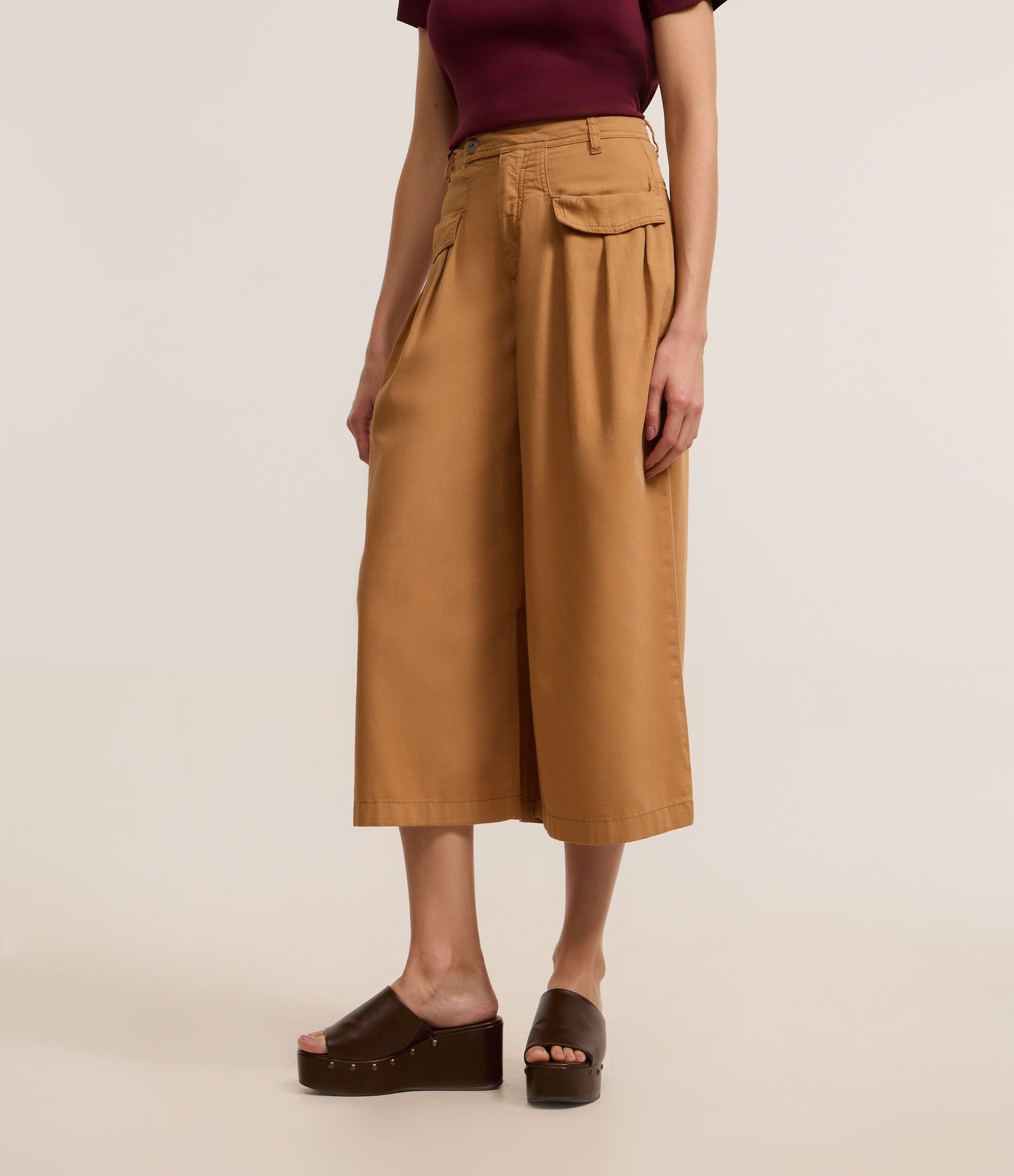 Calça Clochard em Sarja com Bolsos Amplos Marrom 2