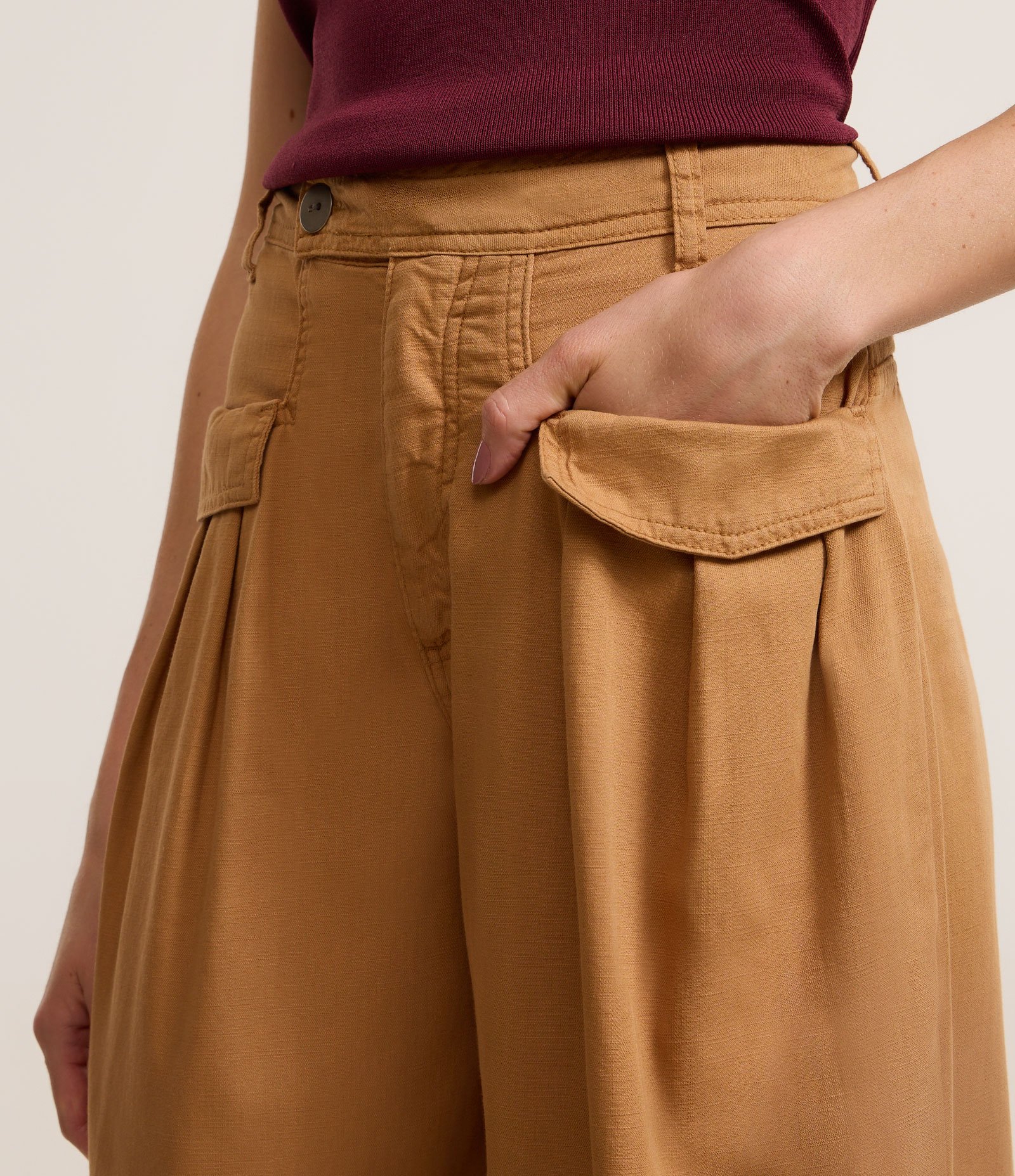 Calça Clochard em Sarja com Bolsos Amplos Marrom 4