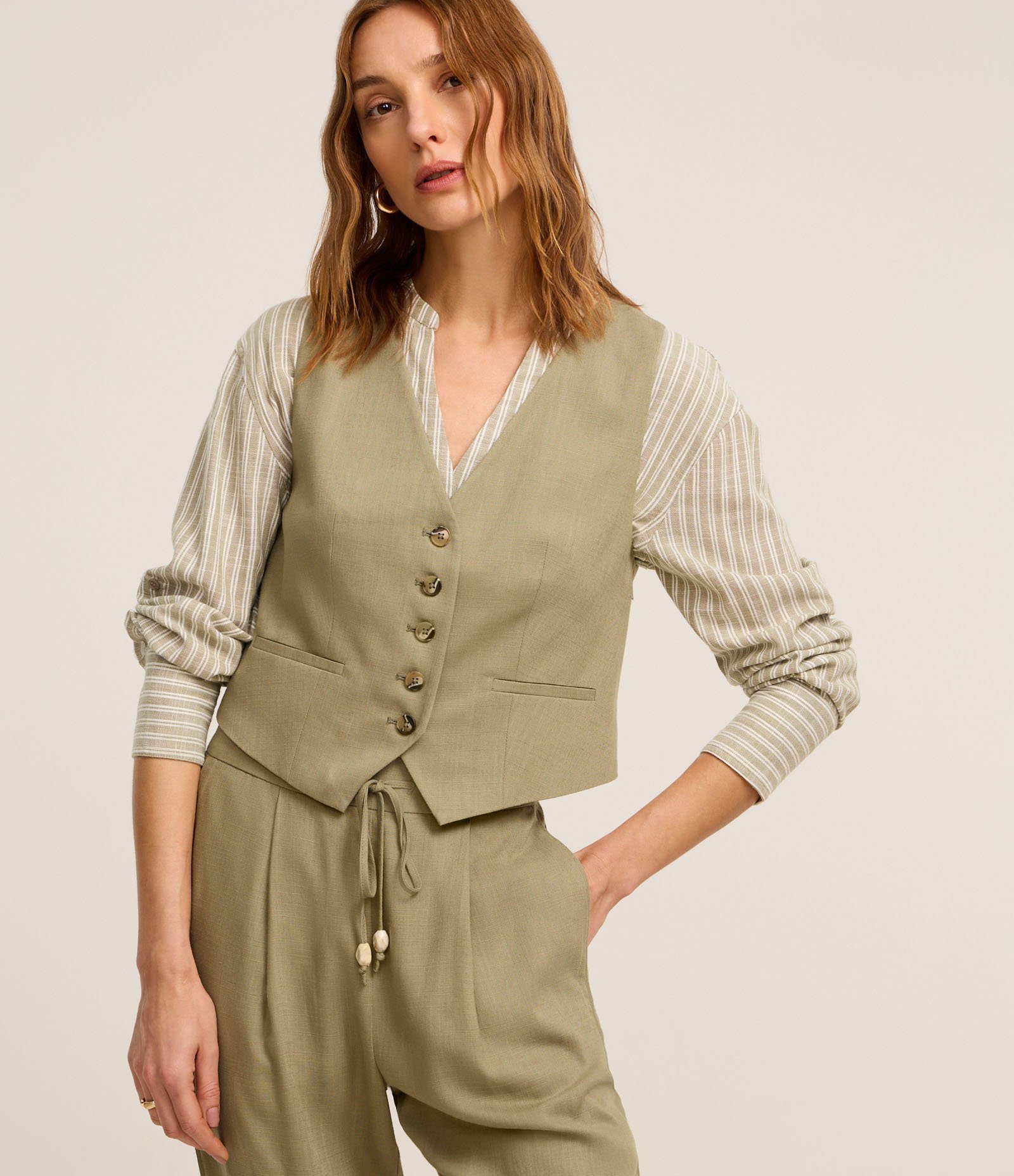 Colete em Viscolinho com Fechamento por Botões Contrastantes Verde 1