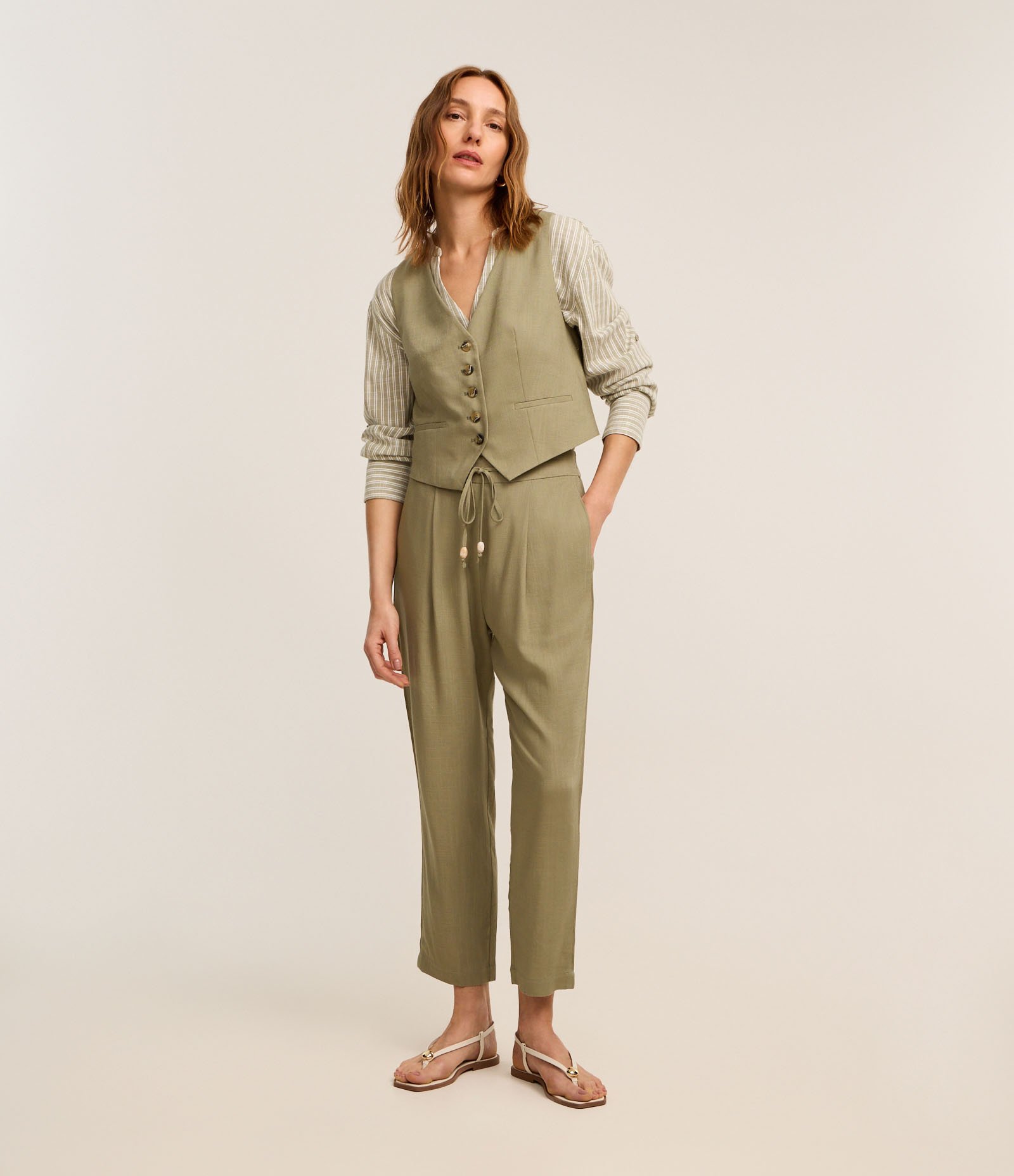 Colete em Viscolinho com Fechamento por Botões Contrastantes Verde 2