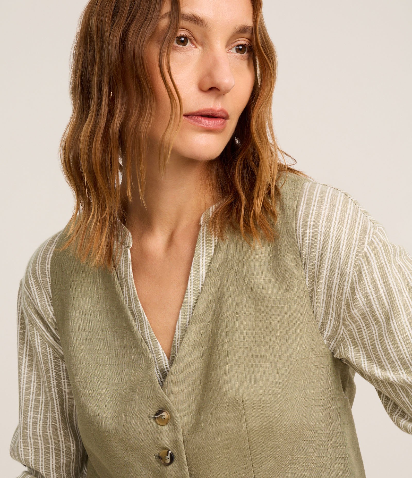 Colete em Viscolinho com Fechamento por Botões Contrastantes Verde 3