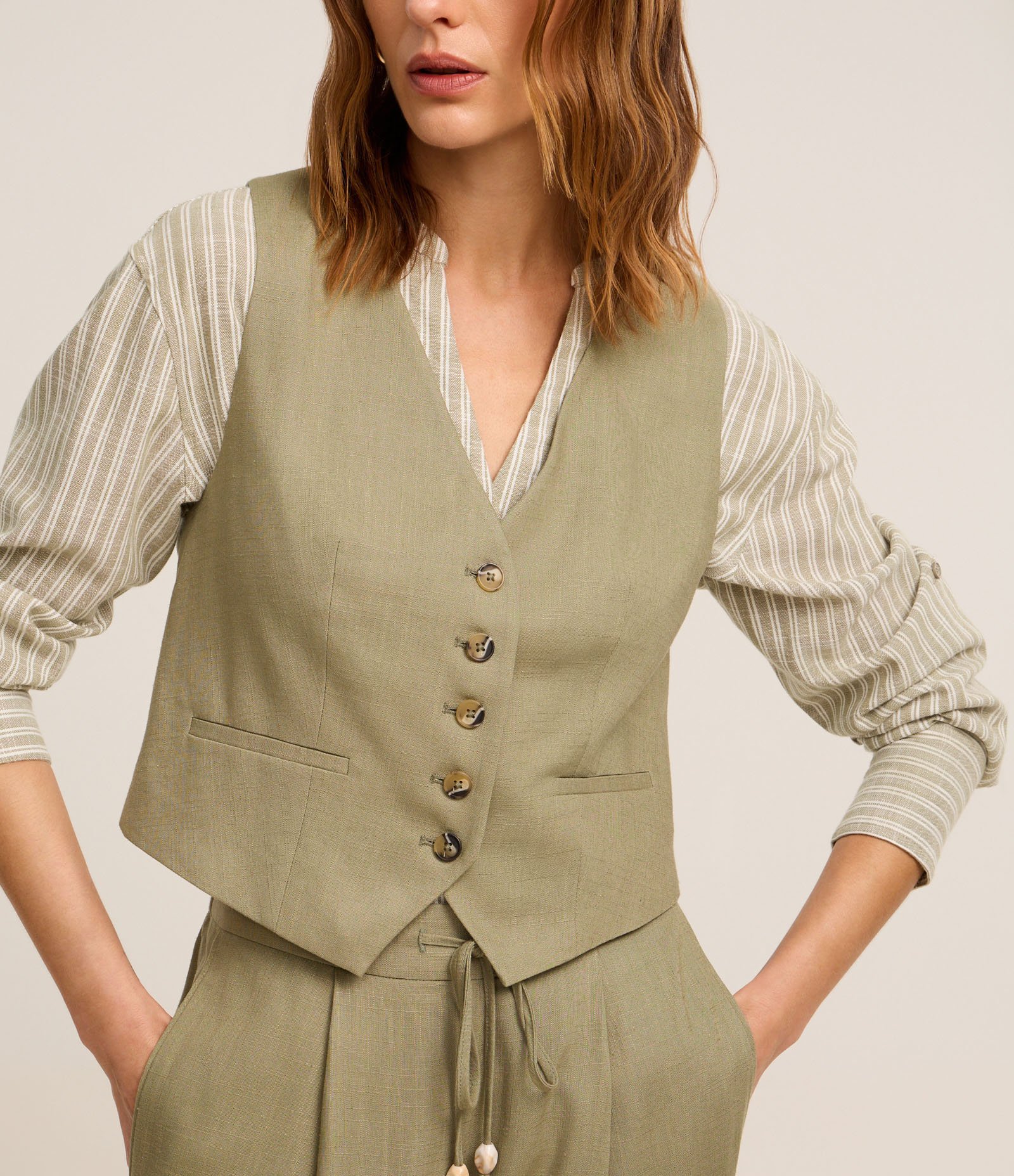 Colete em Viscolinho com Fechamento por Botões Contrastantes Verde 4