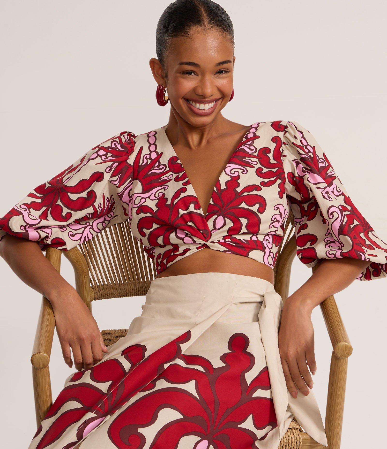 Blusa Cropped em Tricoline com Manga 3/4 e Estampa Arabesco Bege/Vermelho 1