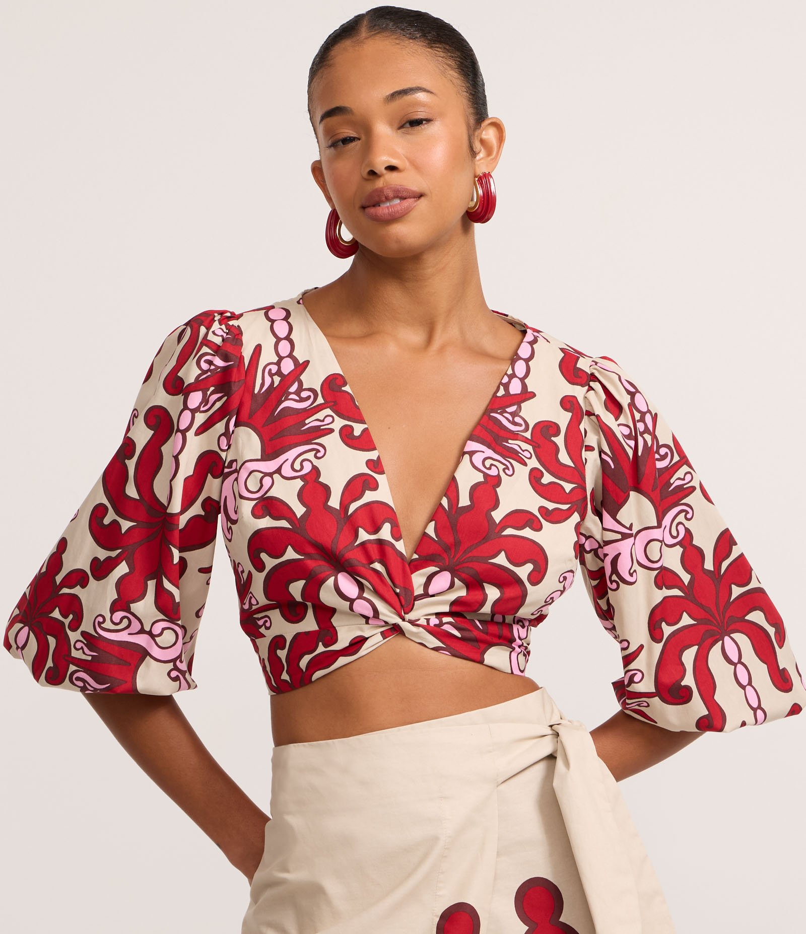 Blusa Cropped em Tricoline com Manga 3/4 e Estampa Arabesco Bege/Vermelho 3