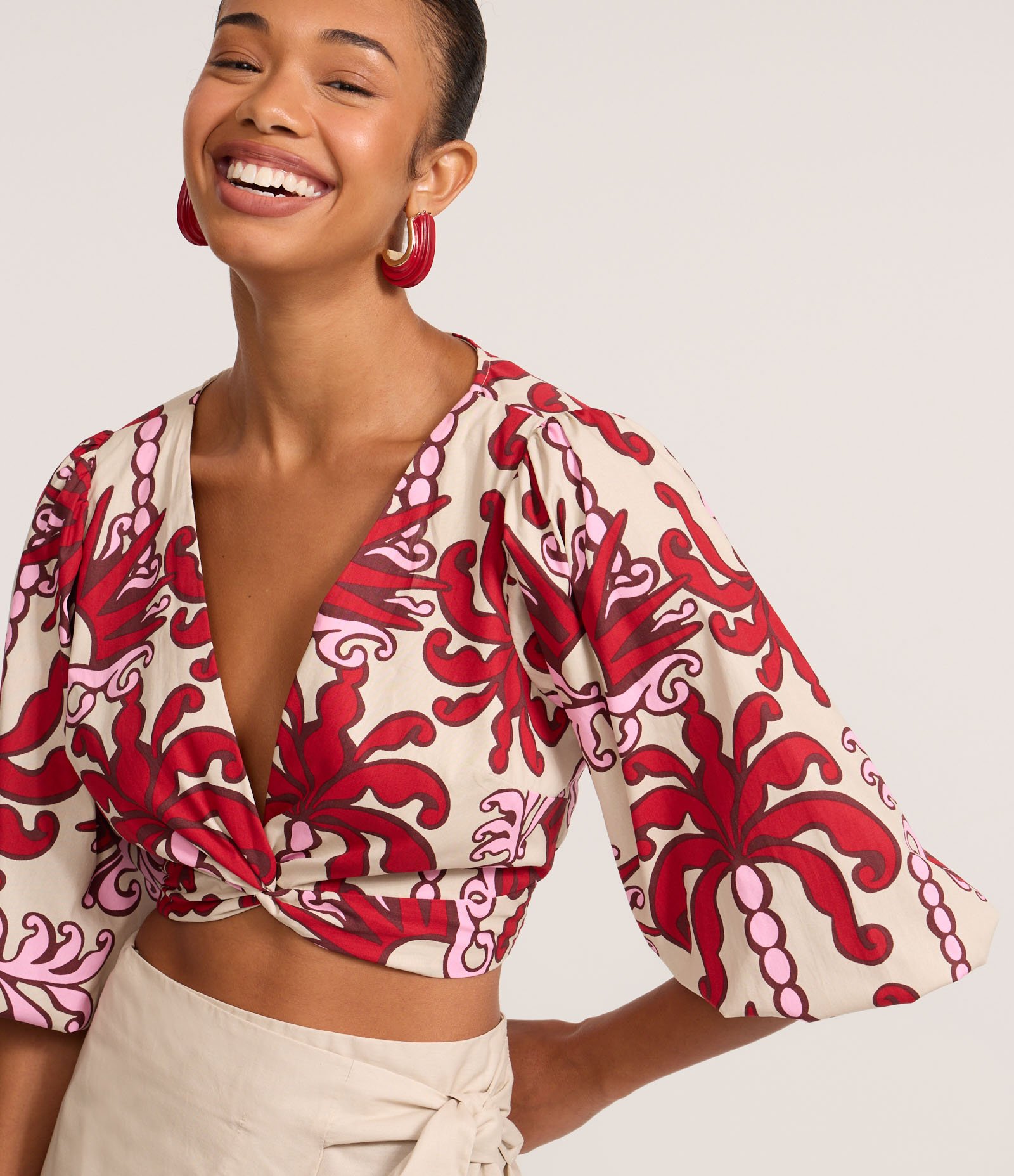 Blusa Cropped em Tricoline com Manga 3/4 e Estampa Arabesco Bege/Vermelho 4