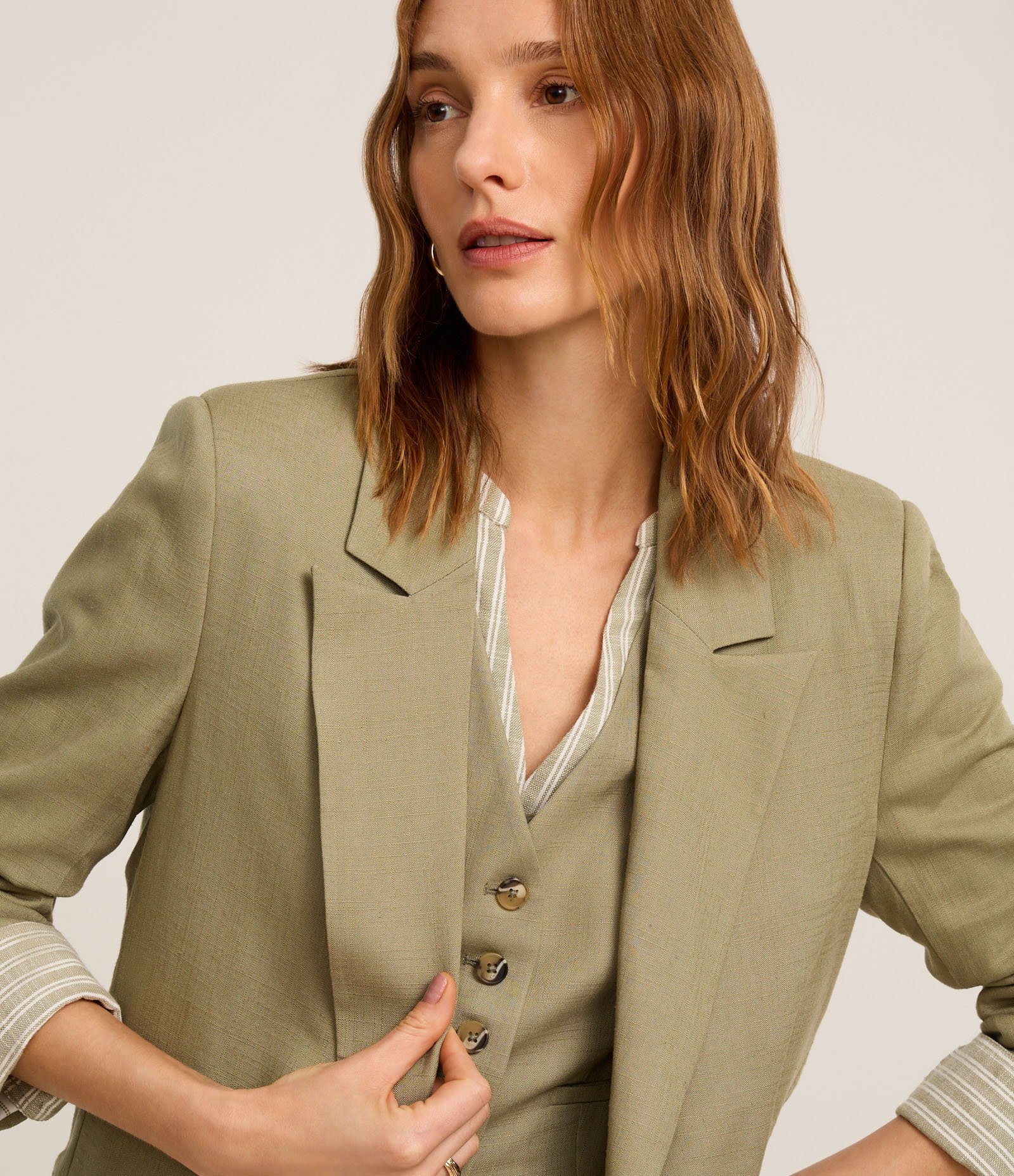 Blazer em Viscolinho com Lapelas e Botão Único Verde 3