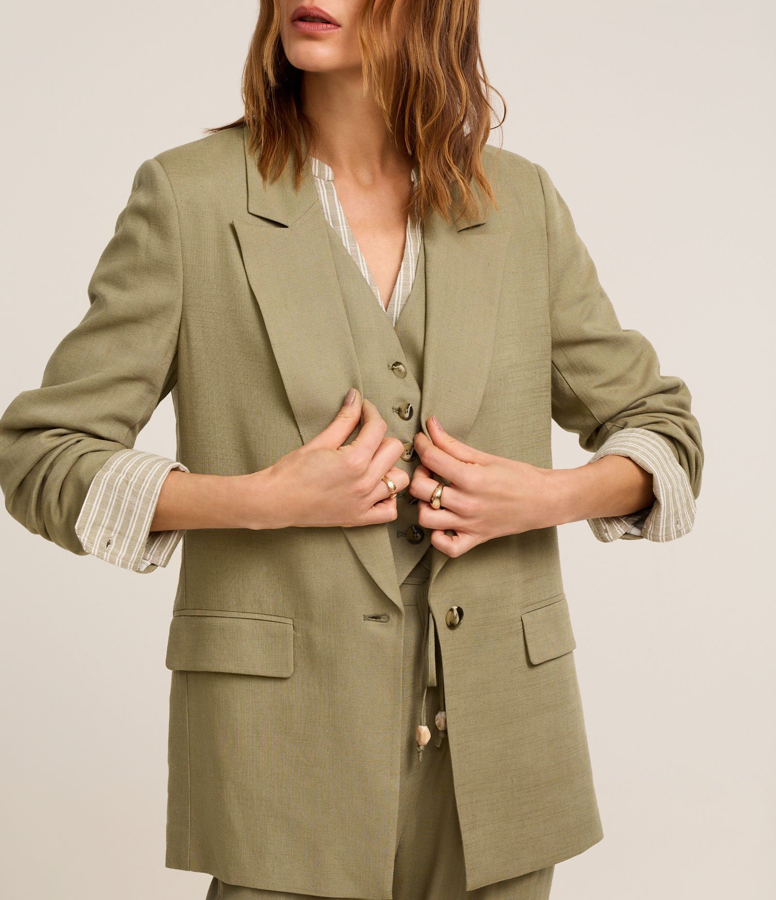 Blazer em Viscolinho com Lapelas e Botão Único Verde 4