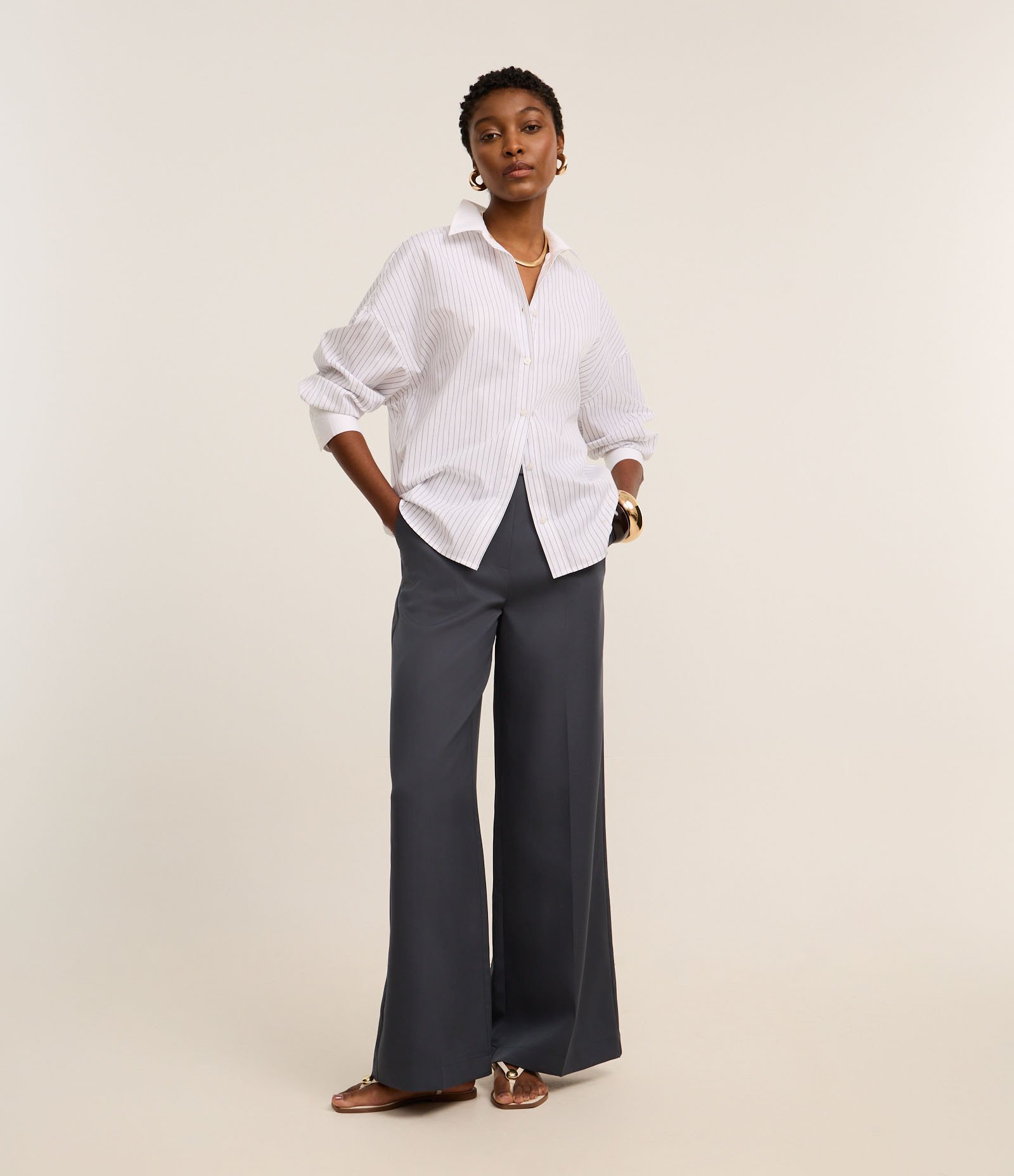 Calça Pantalona Alfaiatada com Passantes e Frisos Cinza Escuro 1