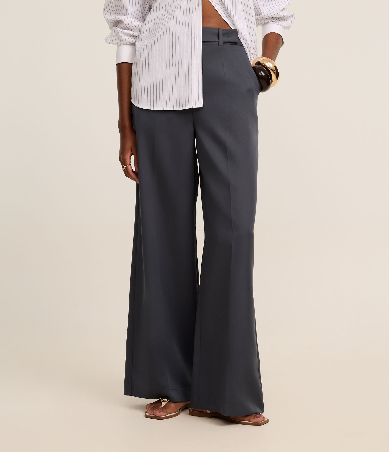 Calça Pantalona Alfaiatada com Passantes e Frisos Cinza Escuro 3