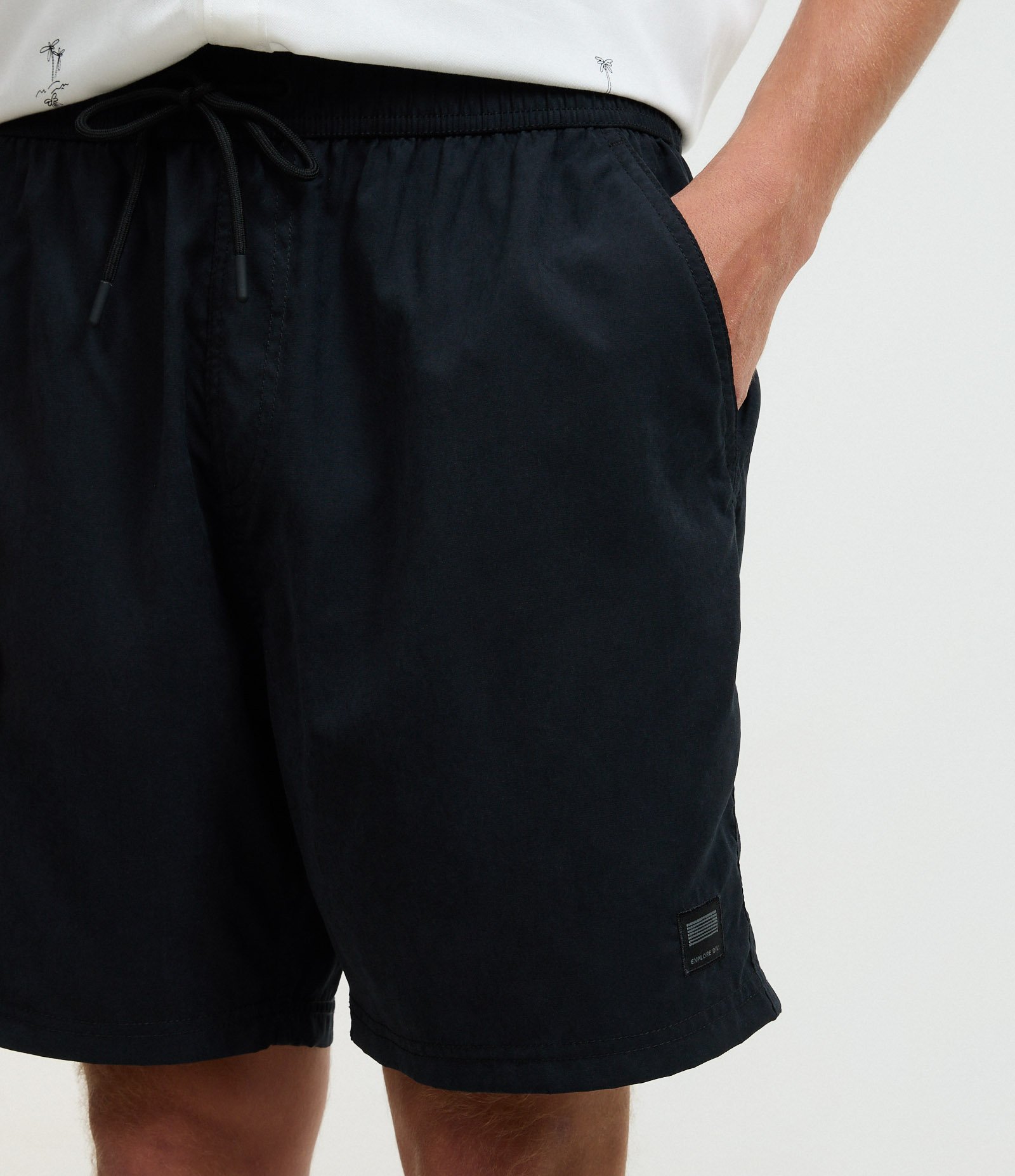 Bermuda com Amarração e Etiqueta Emborrachada Preto 3