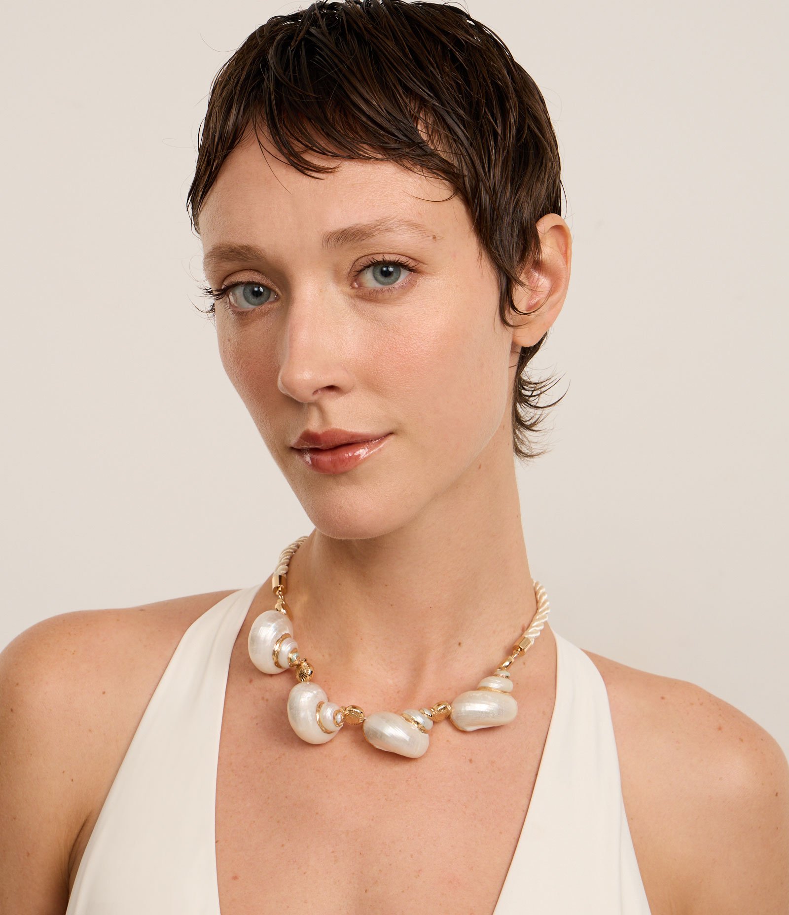 Colar Maxi em Cordão com Pingentes de Concha Off White 2