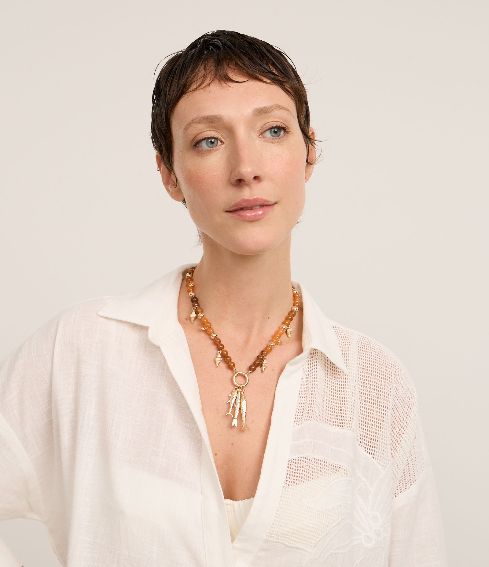 Colar Médio com Corrente de Miçangas e Pingentes Fundo do Mar Marrom/Dourado 1