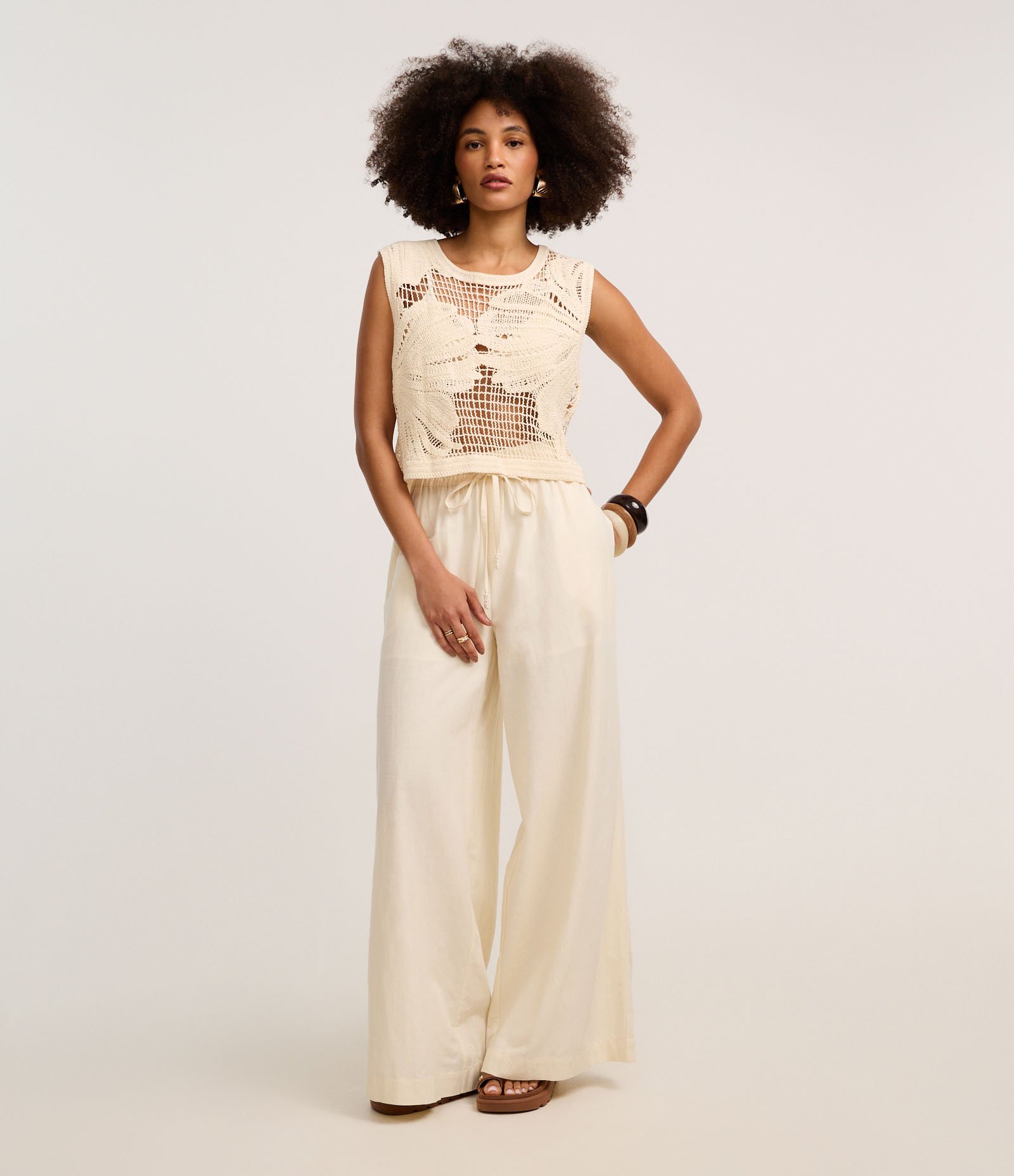 Blusa em Tricô com Ponto Vazado e Bordado Floral Bege 3