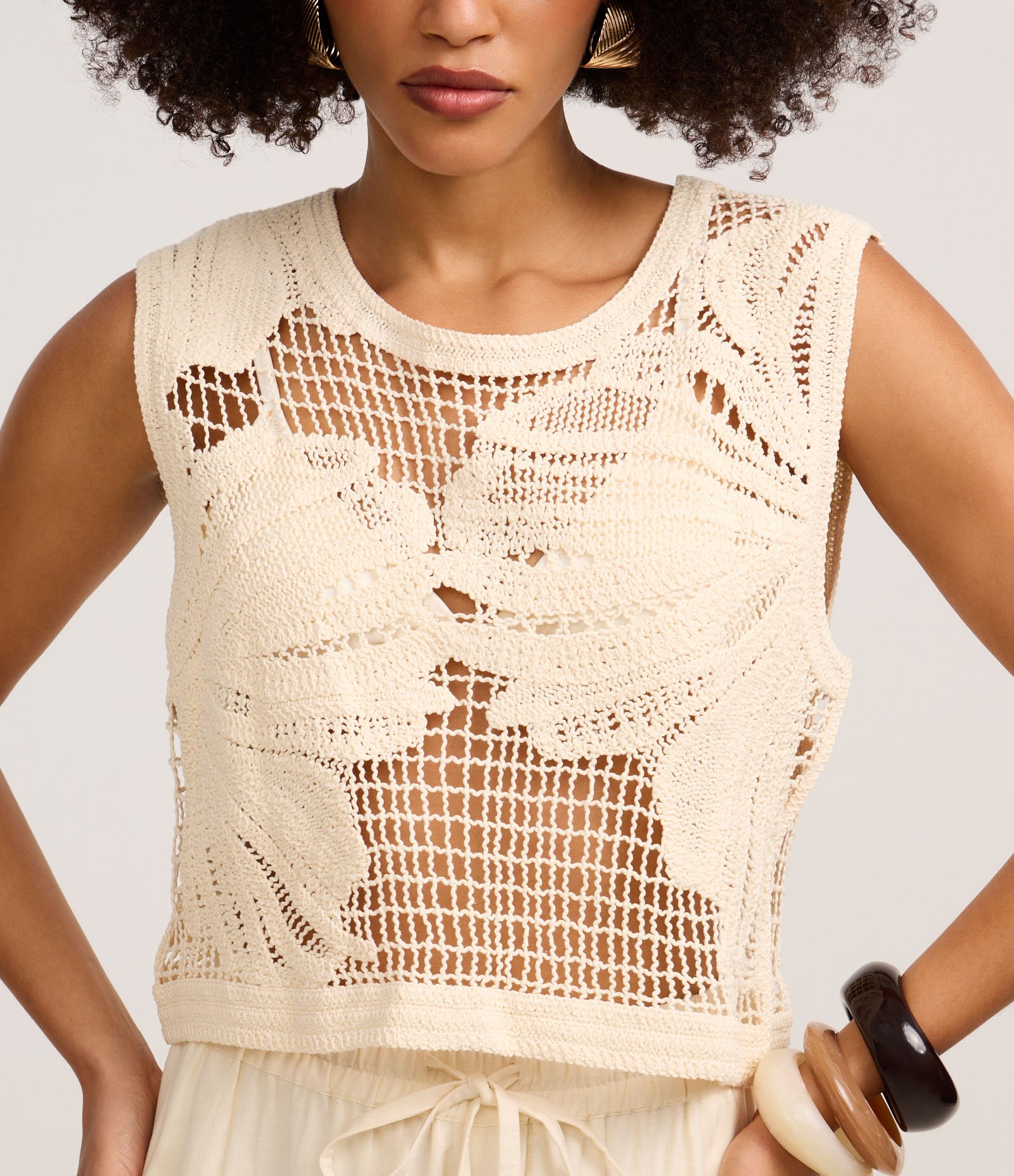 Blusa em Tricô com Ponto Vazado e Bordado Floral Bege 5