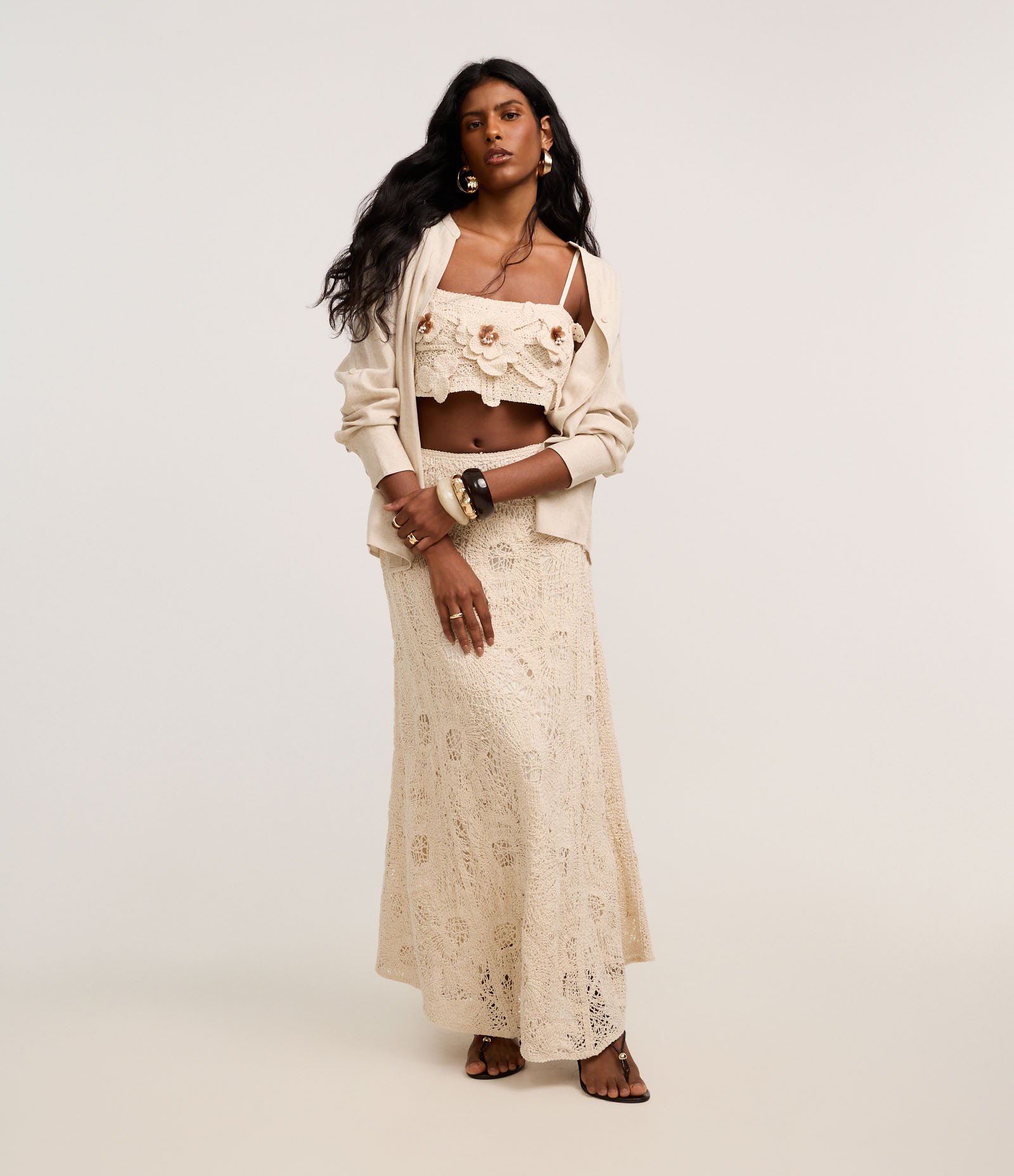 Blusa Cropped de Alça em Tricô com Flores Aplicadas Bege 2