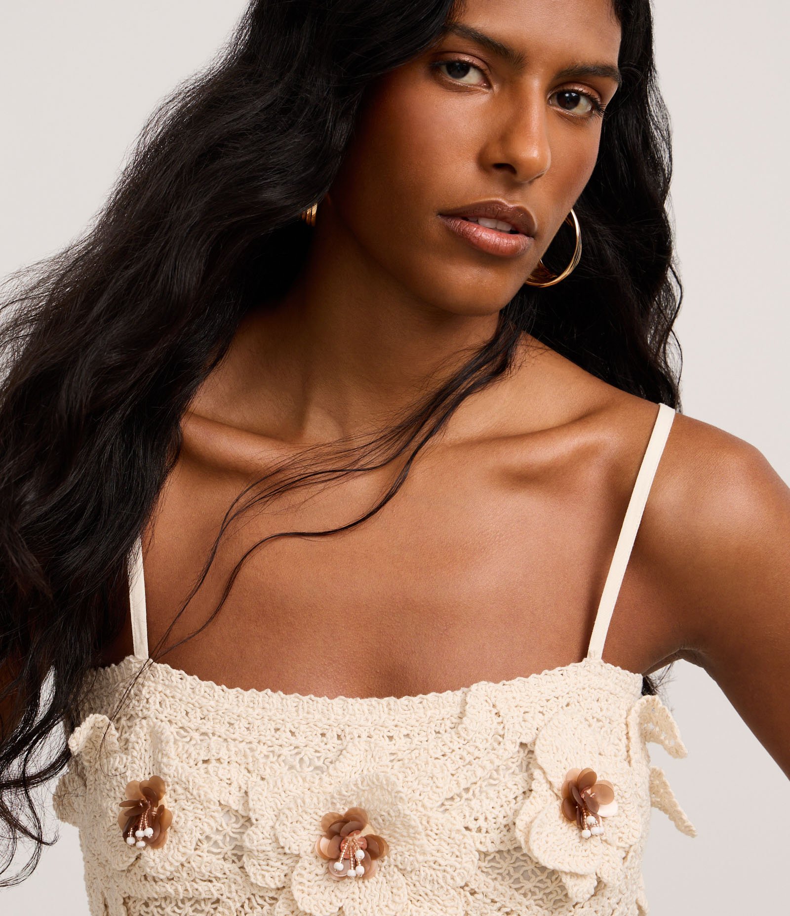 Blusa Cropped de Alça em Tricô com Flores Aplicadas Bege 3