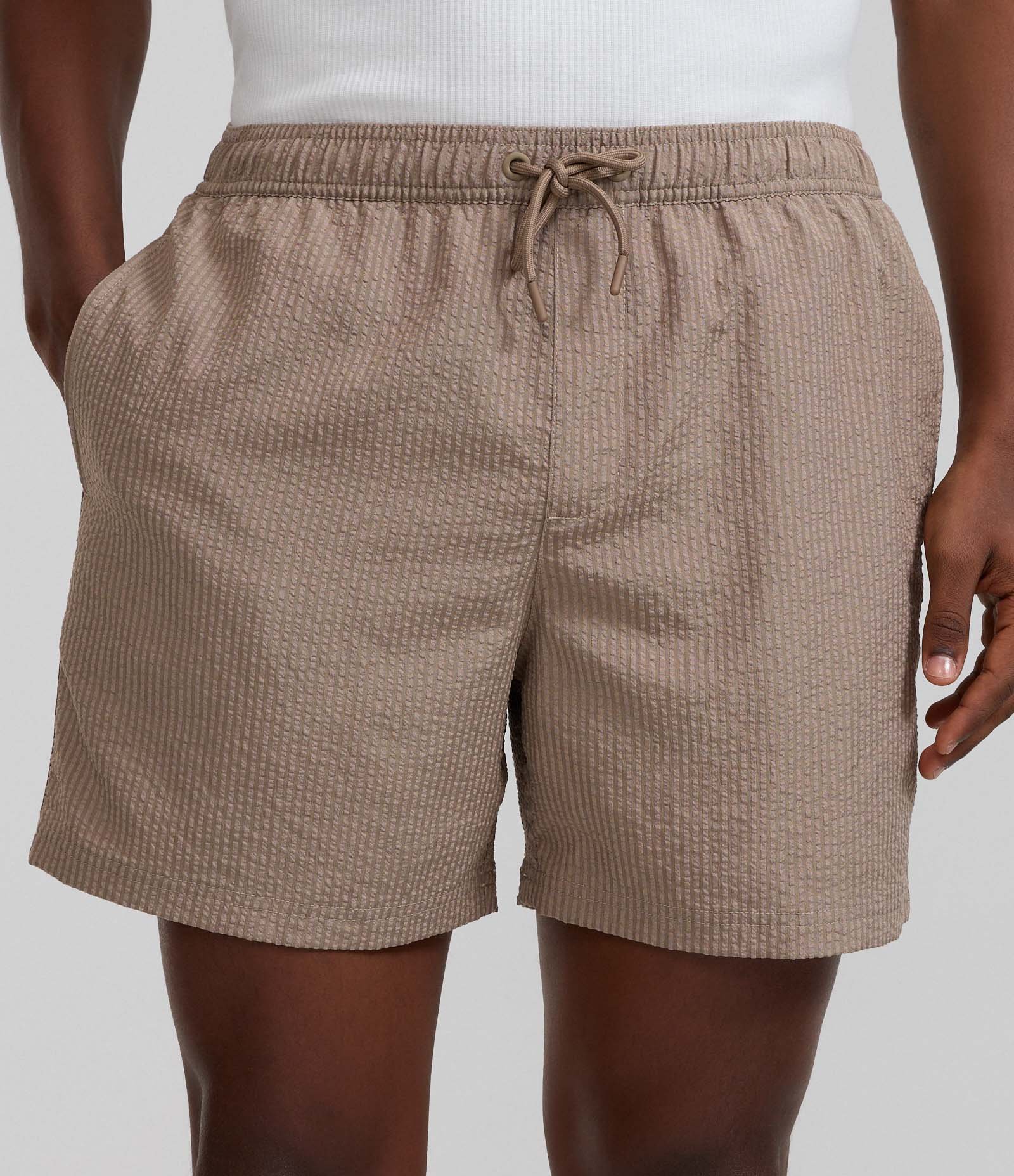 Bermuda de Praia em Anarruga com Textura Marrom 2