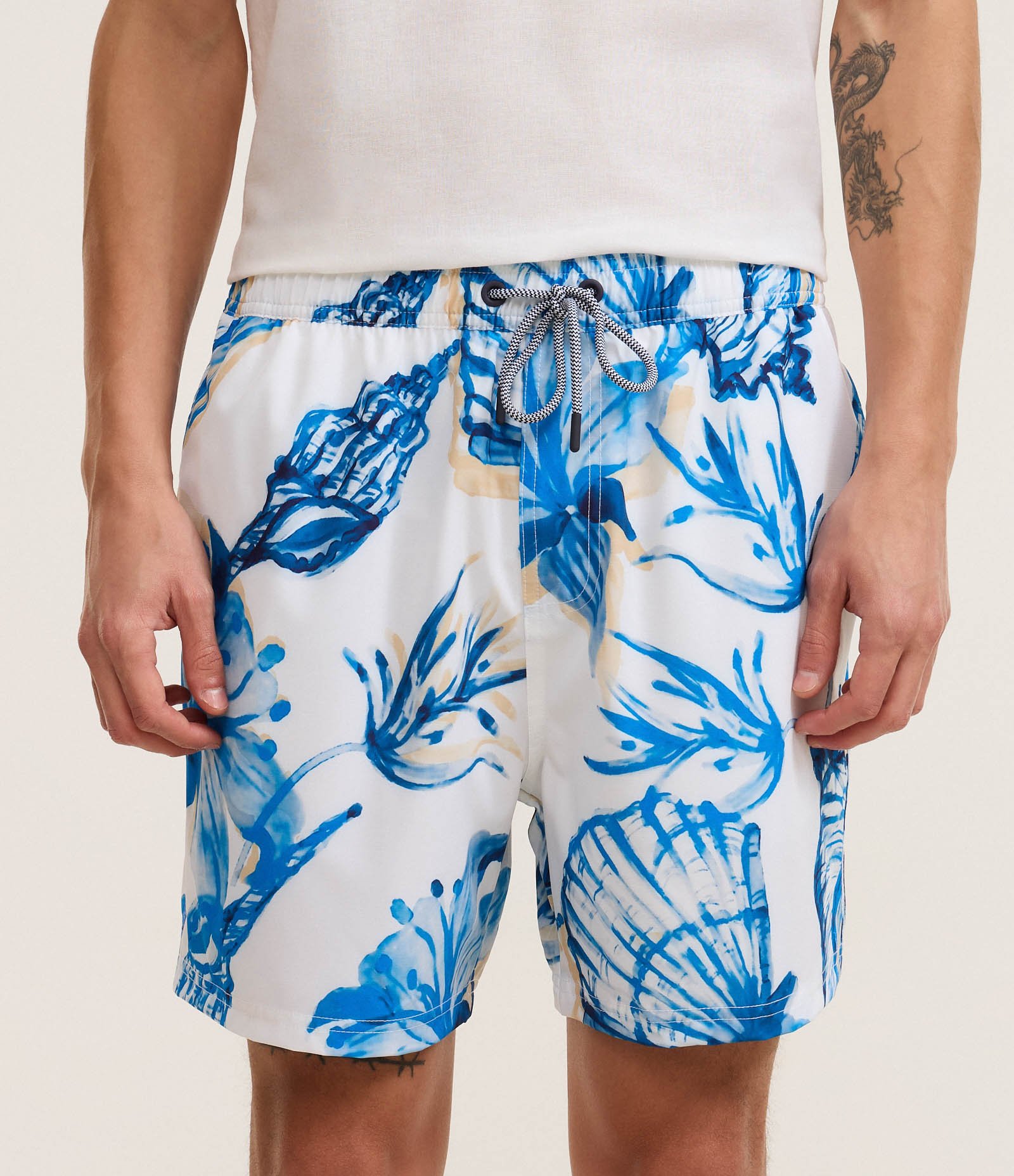 Bermuda de Banho em Microfibra com Estampa Conchas Aquarela Branco/Azul 2