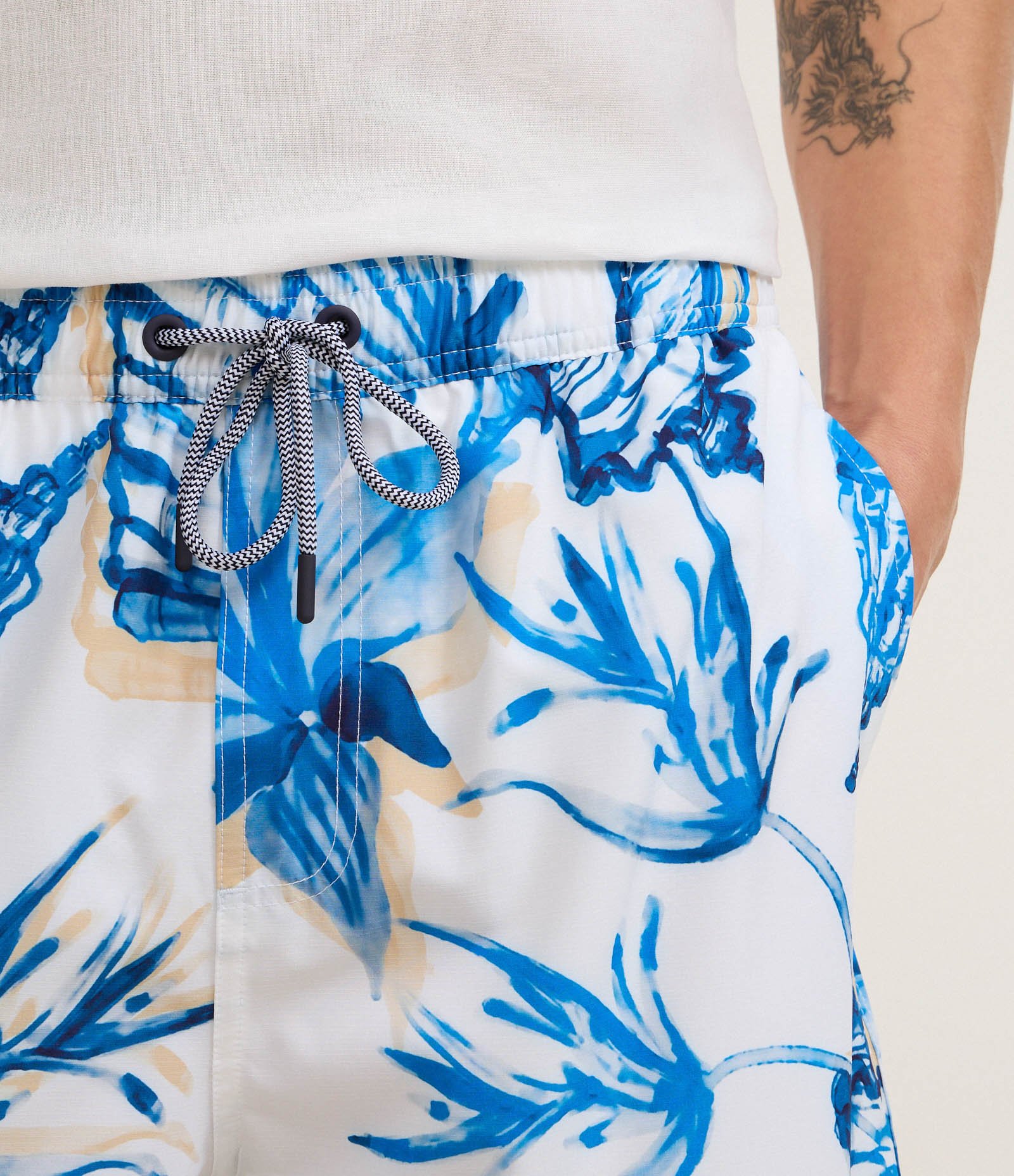 Bermuda de Banho em Microfibra com Estampa Conchas Aquarela Branco/Azul 3
