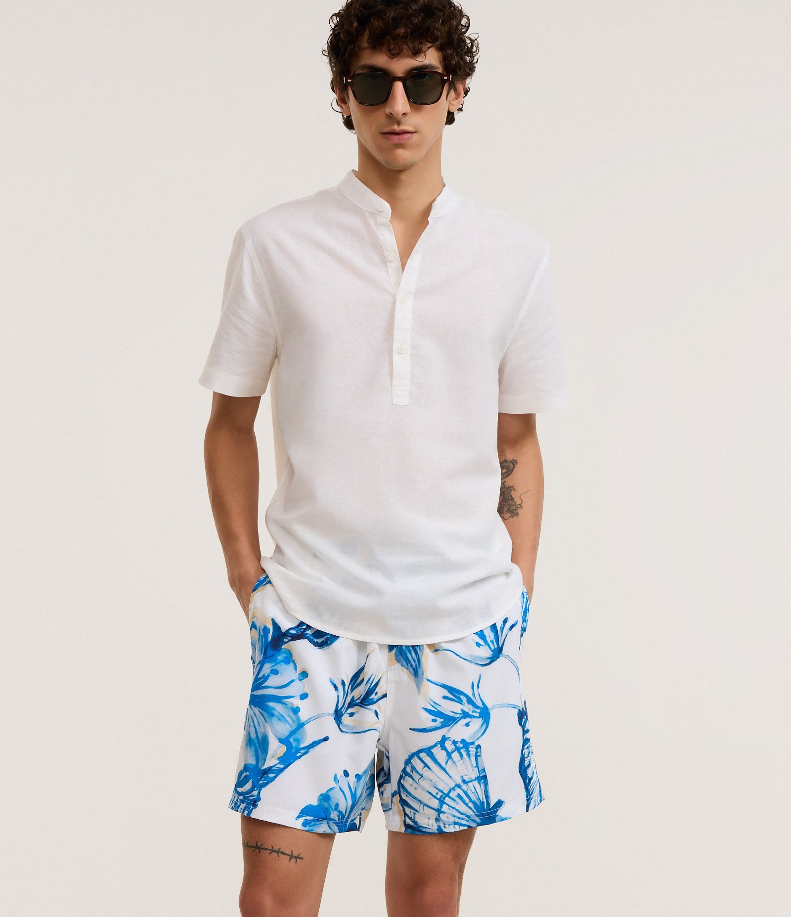 Bermuda de Banho em Microfibra com Estampa Conchas Aquarela Branco/Azul 4