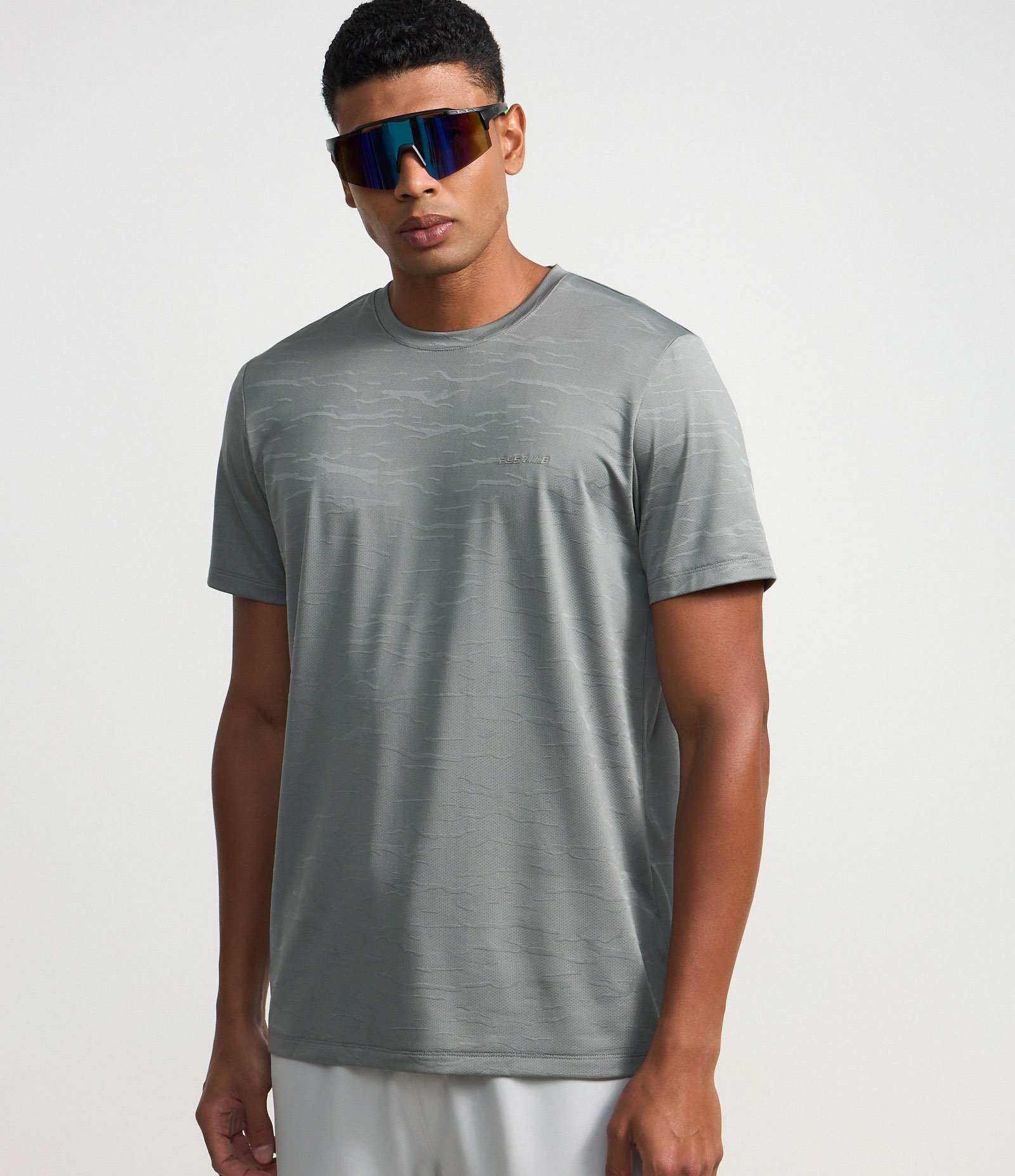 Camiseta Esportiva Regular em Jaqquard com Tecnologia Dry e Estampa Localizada Cinza 1