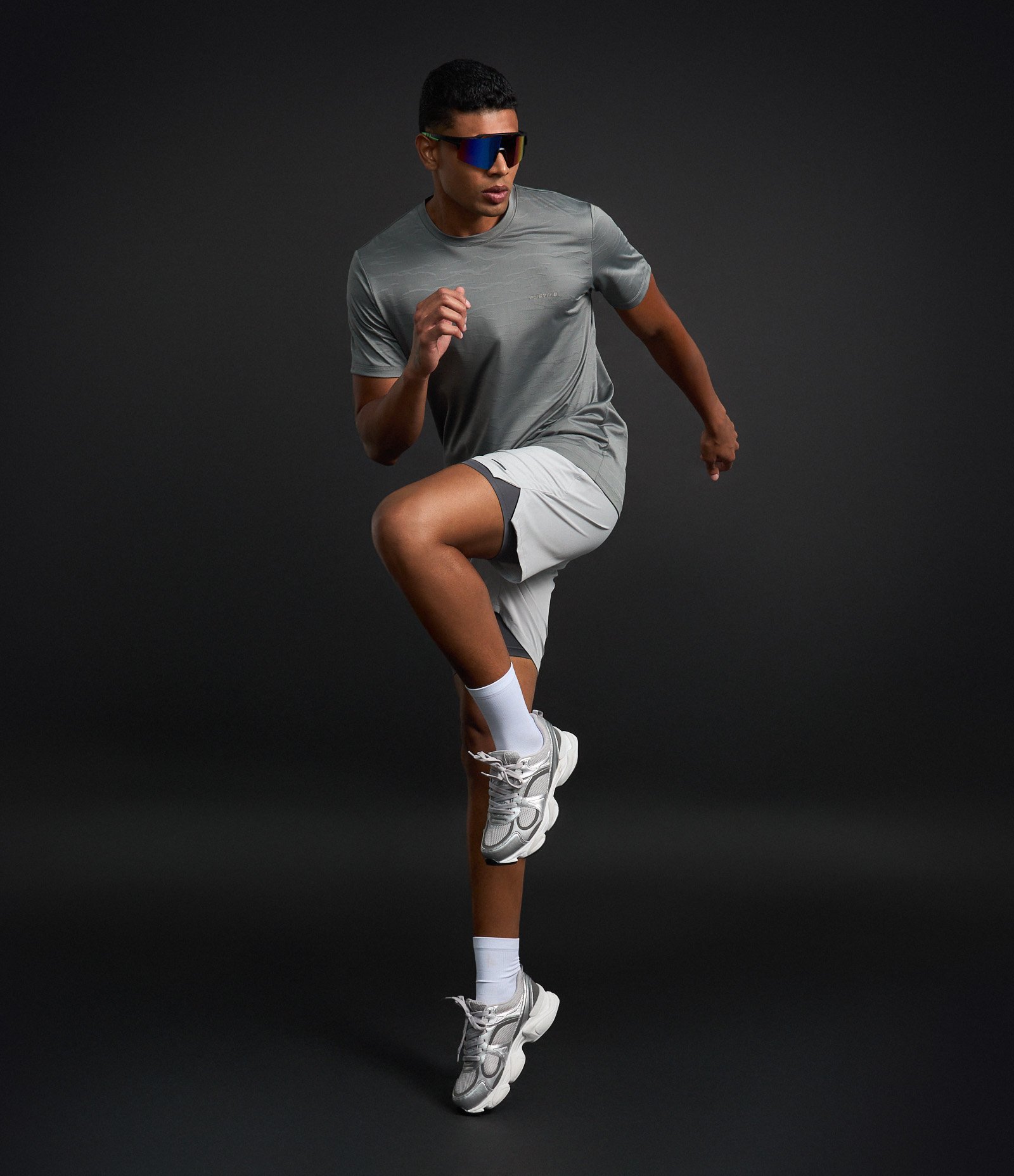 Camiseta Esportiva Regular em Jaqquard com Tecnologia Dry e Estampa Localizada Cinza 5