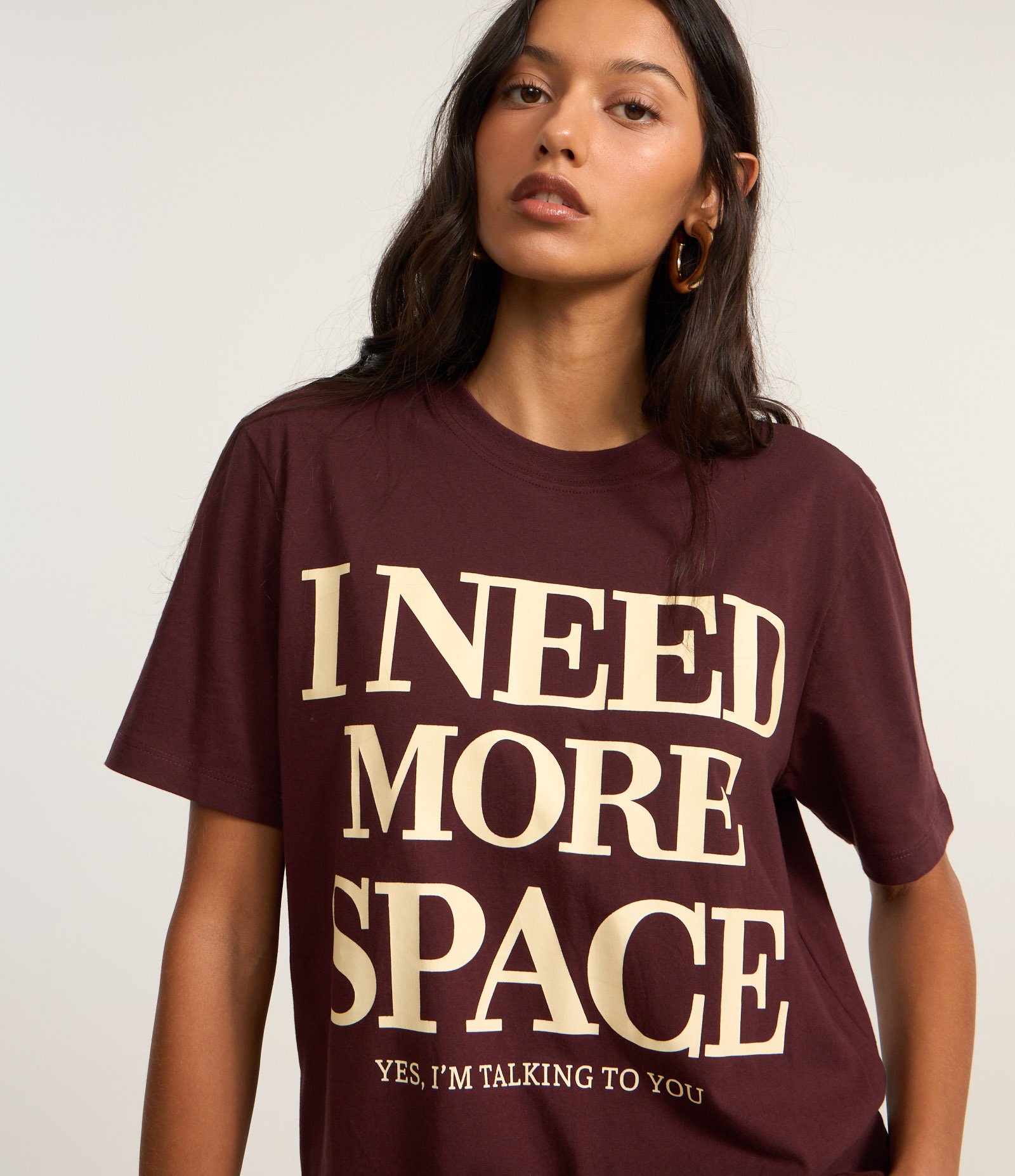 Camiseta Alongada em Algodão com Lettering I Need More Space Marrom 1