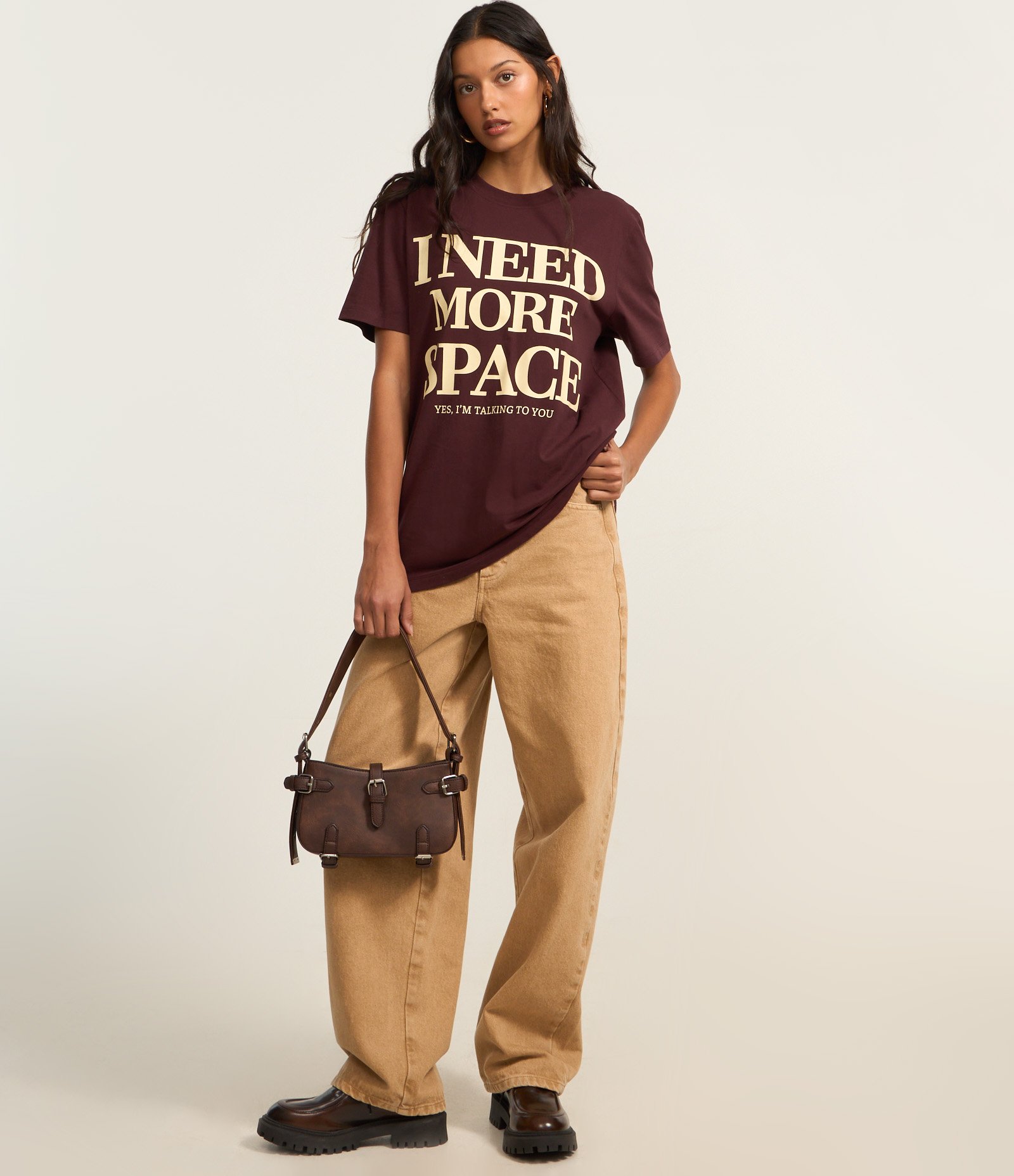 Camiseta Alongada em Algodão com Lettering I Need More Space Marrom 2