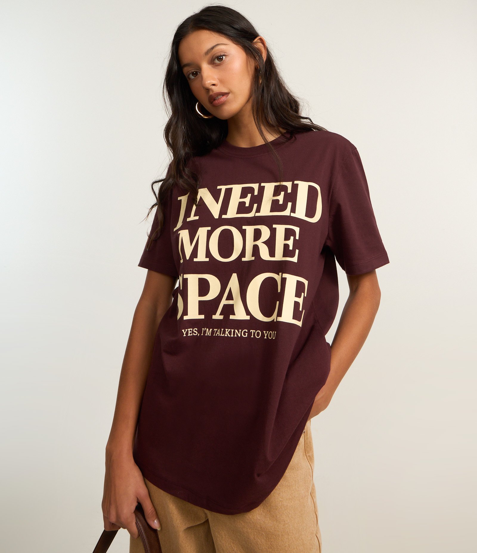 Camiseta Alongada em Algodão com Lettering I Need More Space Marrom 3