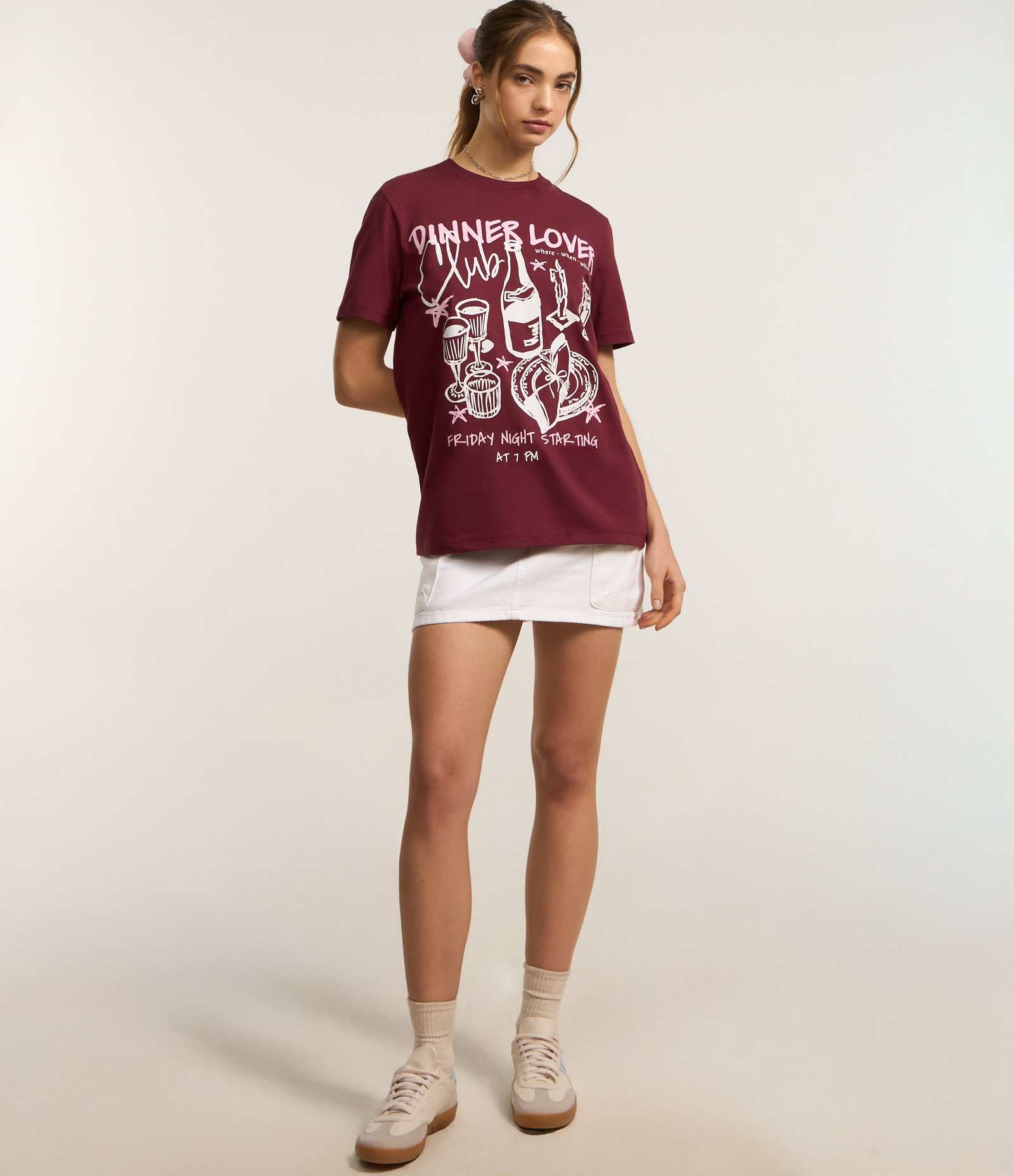 Camiseta Alongada em Algodão com Estampa Dinner Lover Bordô 2