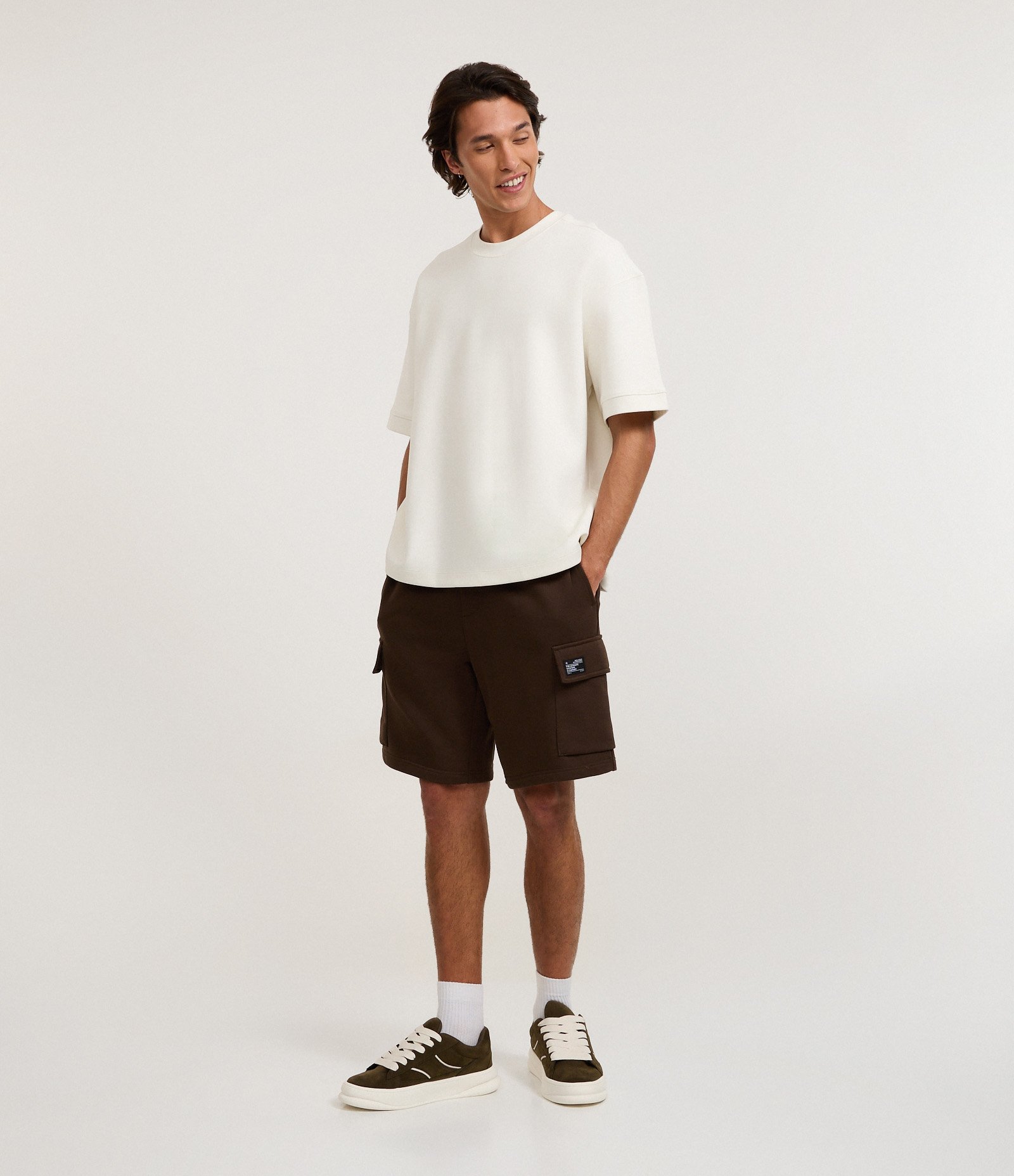 Bermuda Cargo em Moletom French Terry com Estampa Localizada Marrom 1