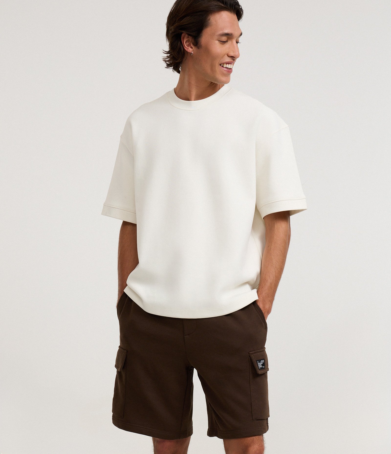 Bermuda Cargo em Moletom French Terry com Estampa Localizada Marrom 3