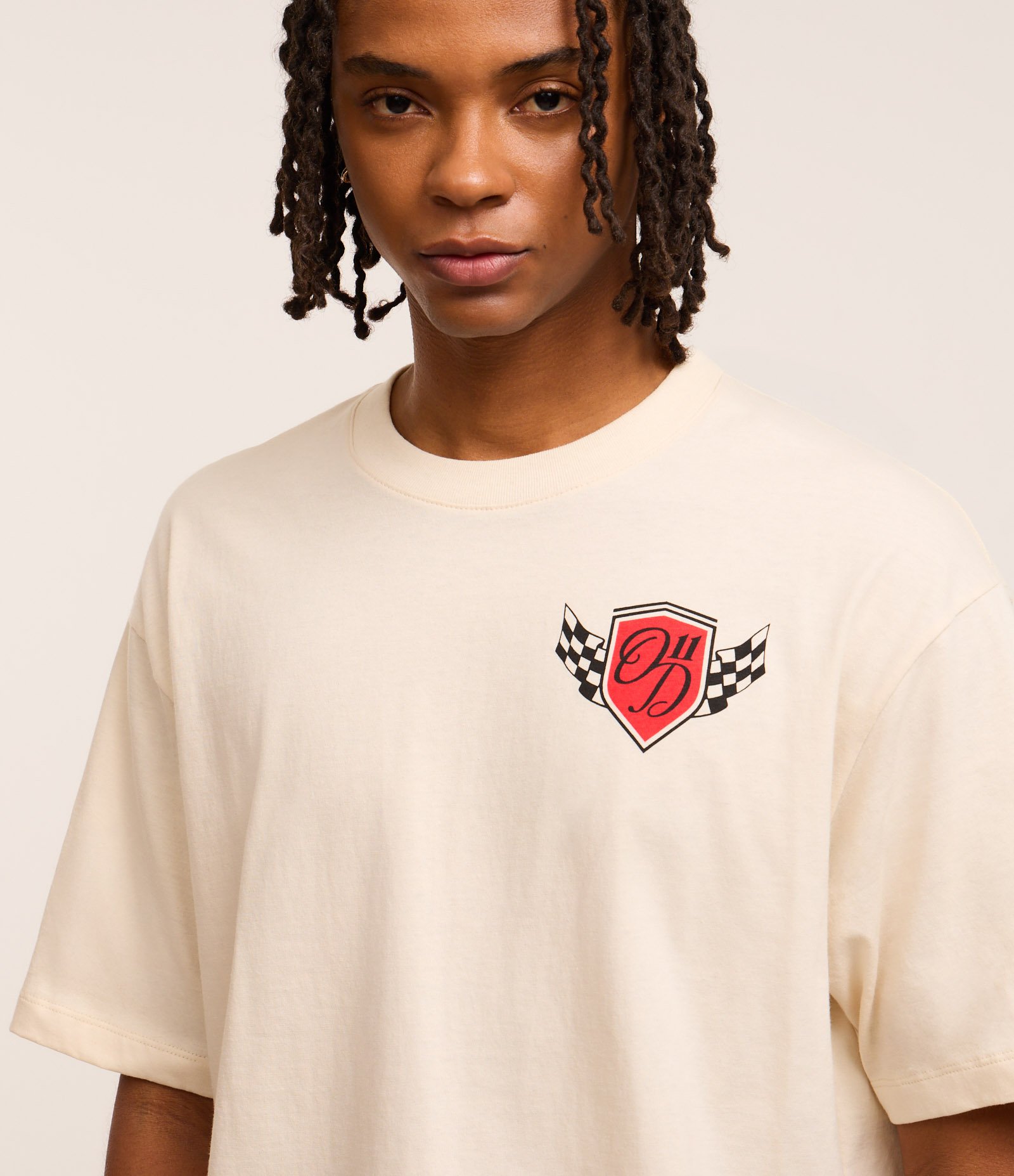 Camiseta Boxy em Algodão com Estampa de Automobilismo Bege 4