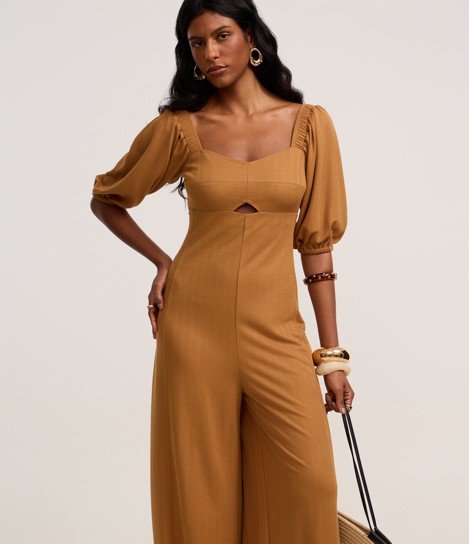 Macacão Pantalona em Viscose com Decote Coração com Manga Bufante Marrom 1