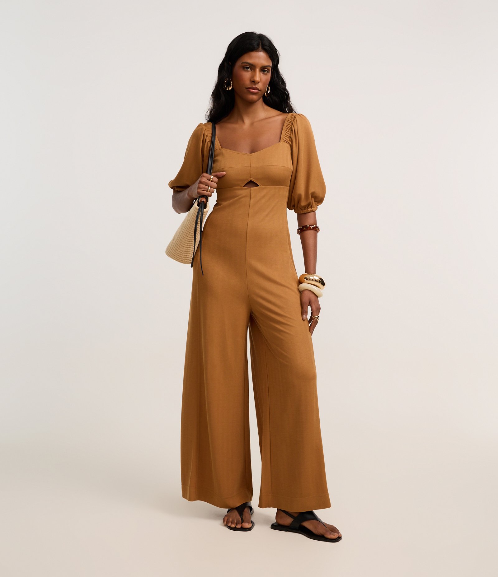 Macacão Pantalona em Viscose com Decote Coração com Manga Bufante Marrom 2