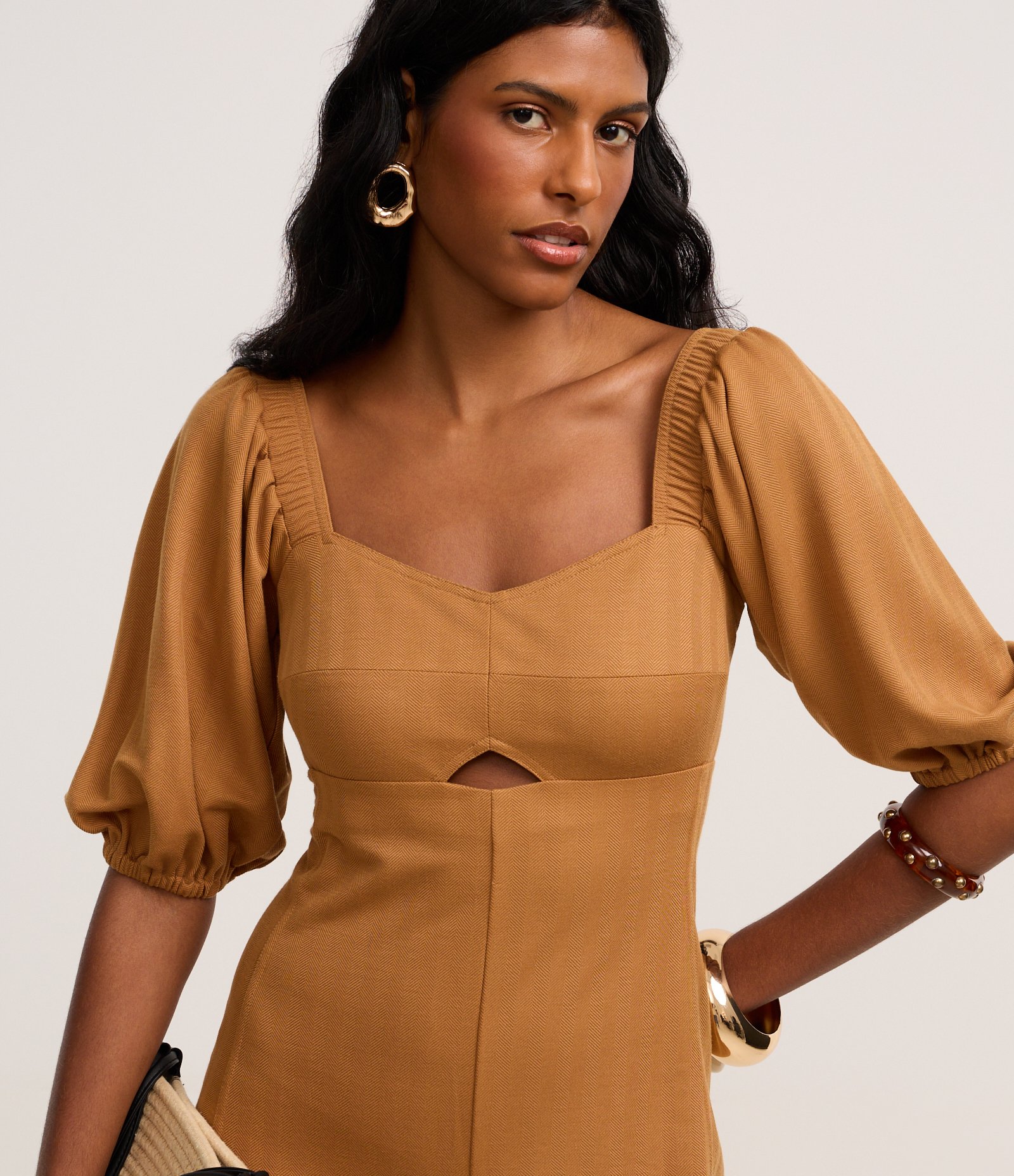 Macacão Pantalona em Viscose com Decote Coração com Manga Bufante Marrom 3