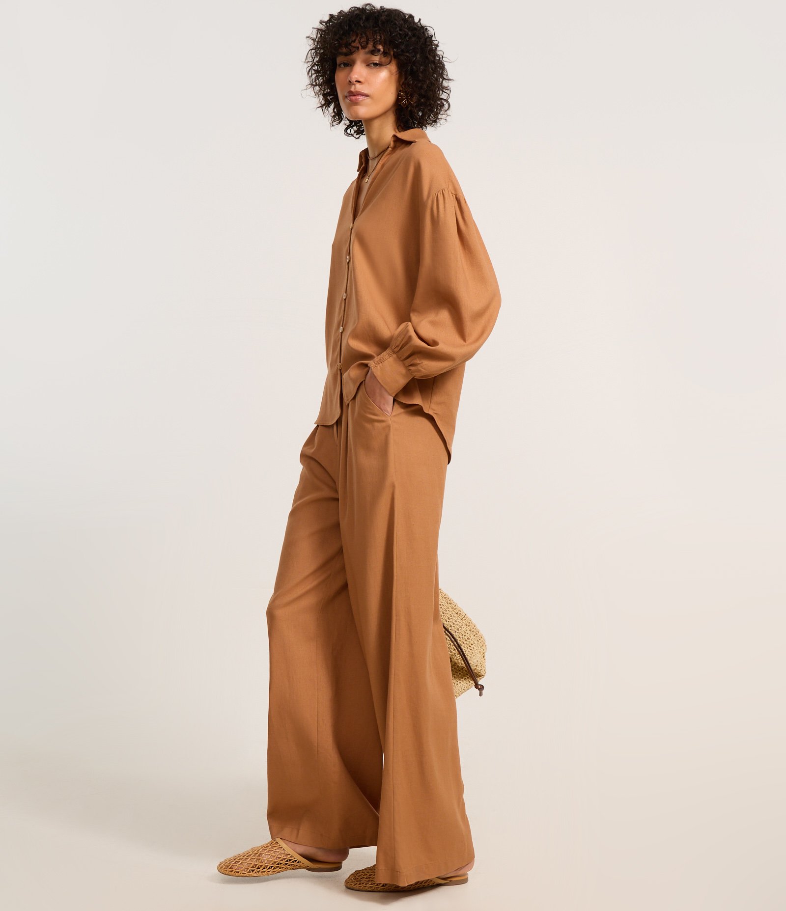 Camisa Oversized em Viscose e Linho com Botões Marrom Caramelo 2