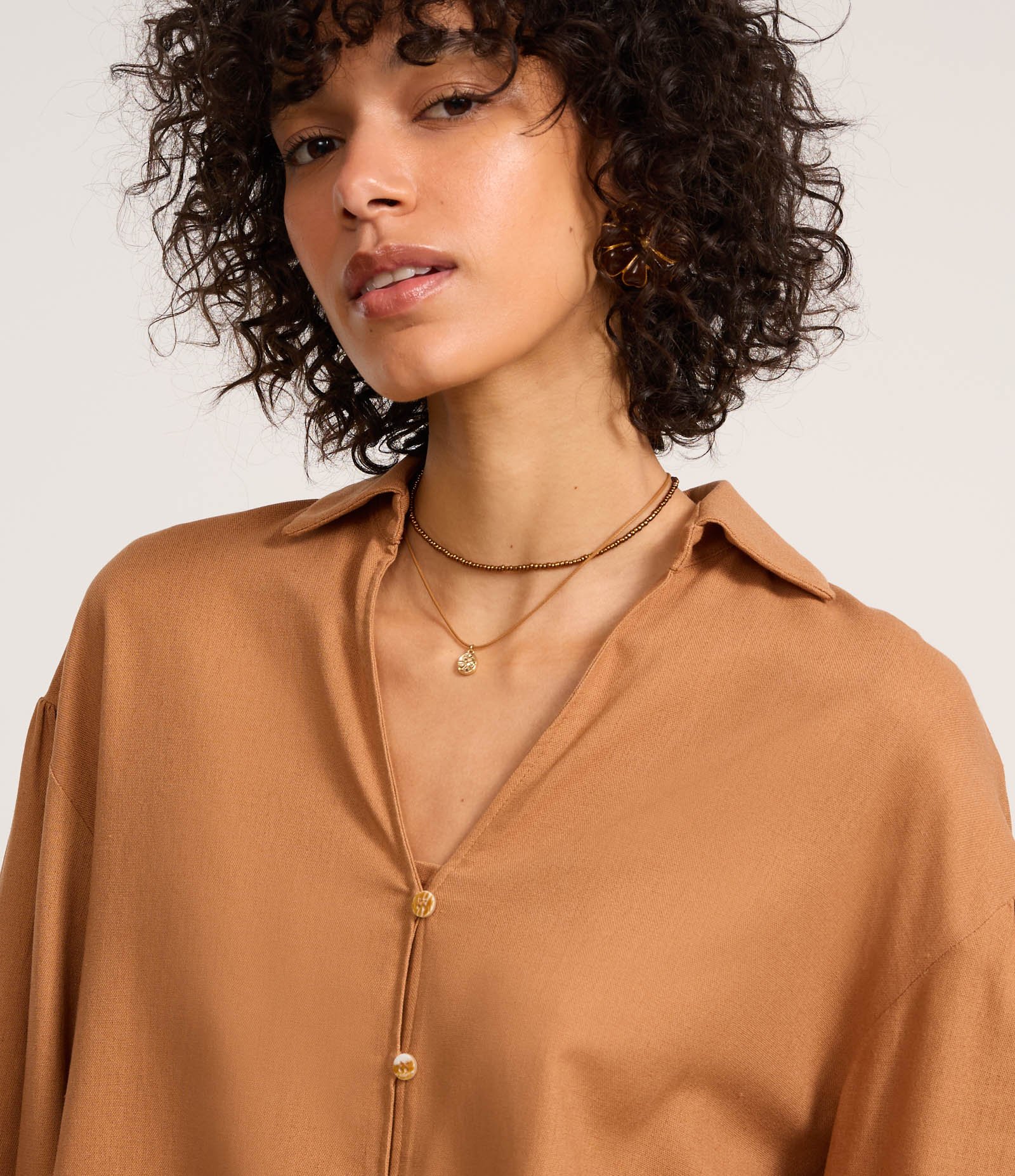 Camisa Oversized em Viscose e Linho com Botões Marrom Caramelo 4