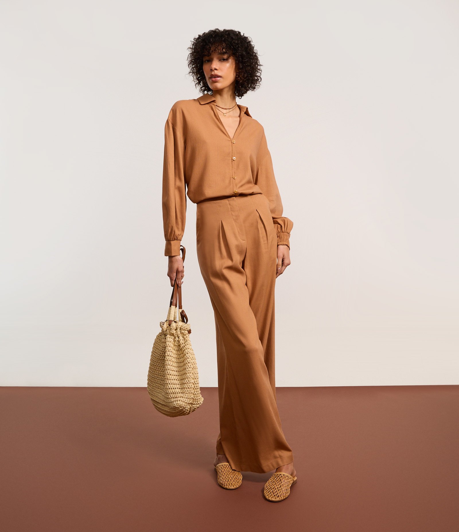 Calça Reta em Viscolinho com Pregas Caramelo 5