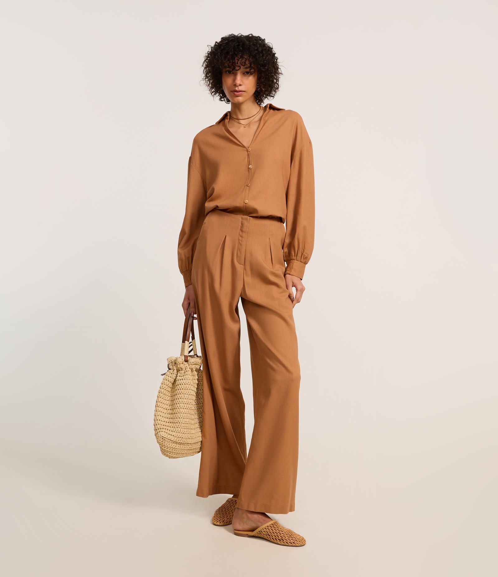 Calça Reta em Viscolinho com Pregas Caramelo 1