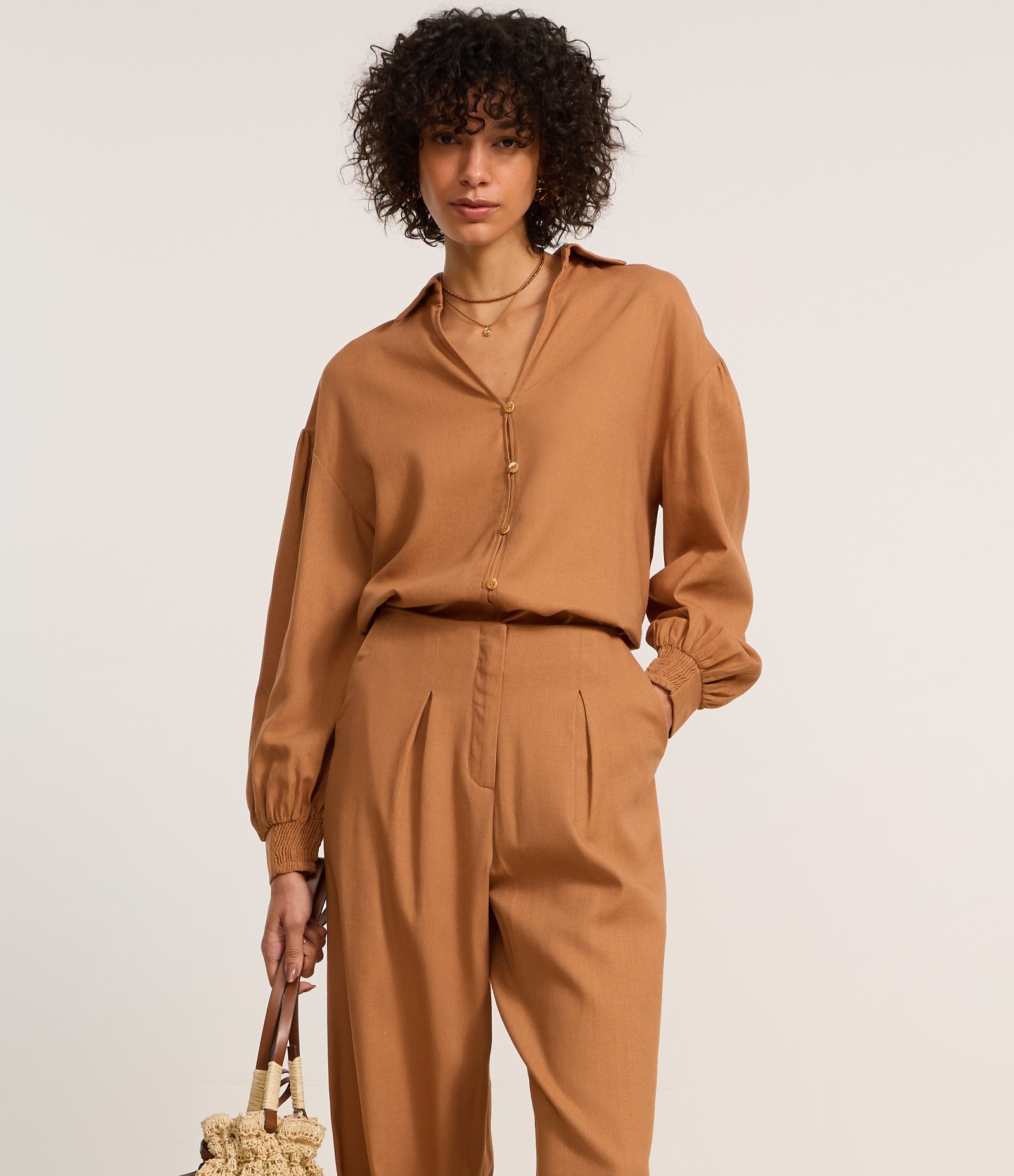 Calça Reta em Viscolinho com Pregas Caramelo 2