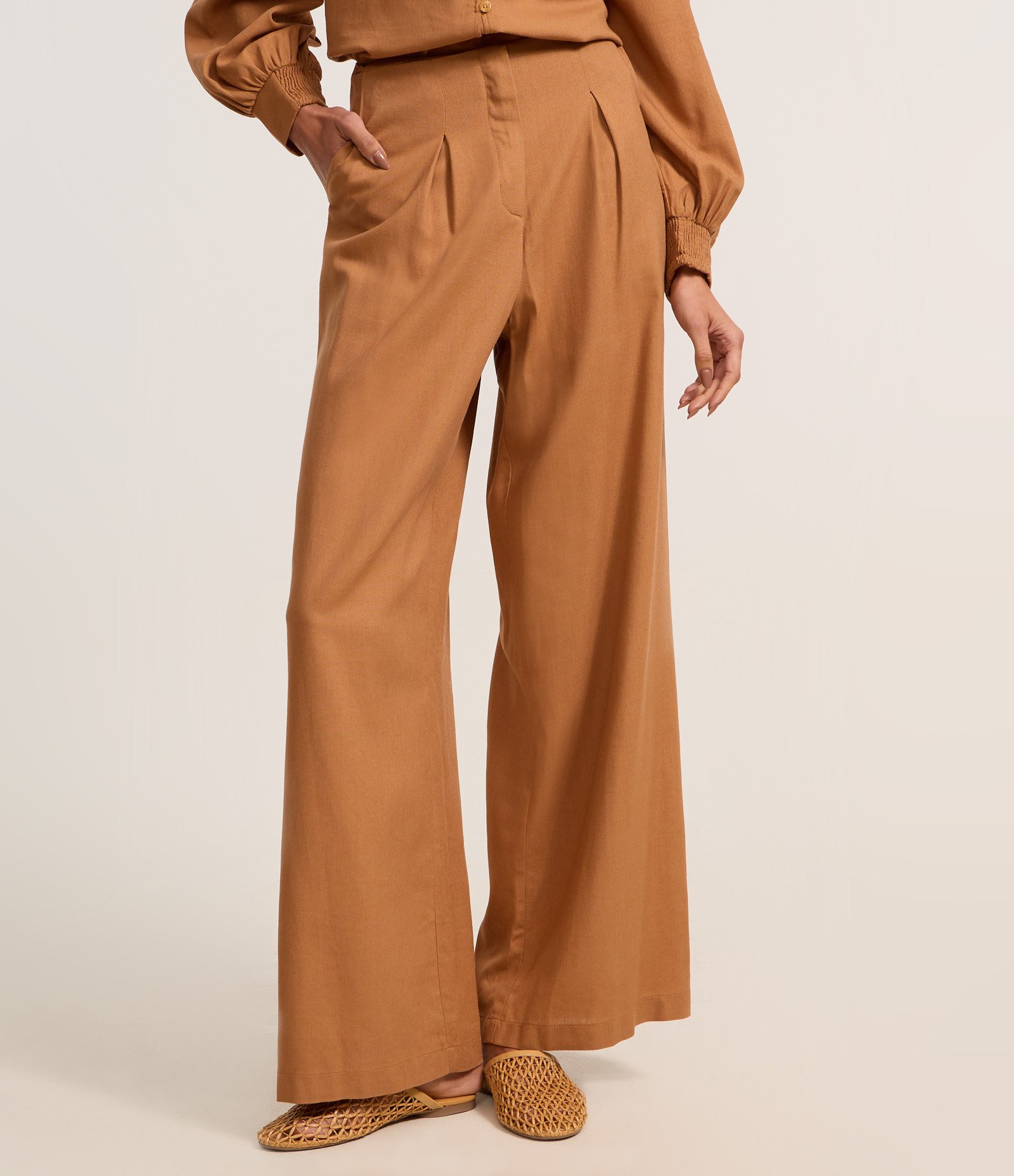 Calça Reta em Viscolinho com Pregas Caramelo 3