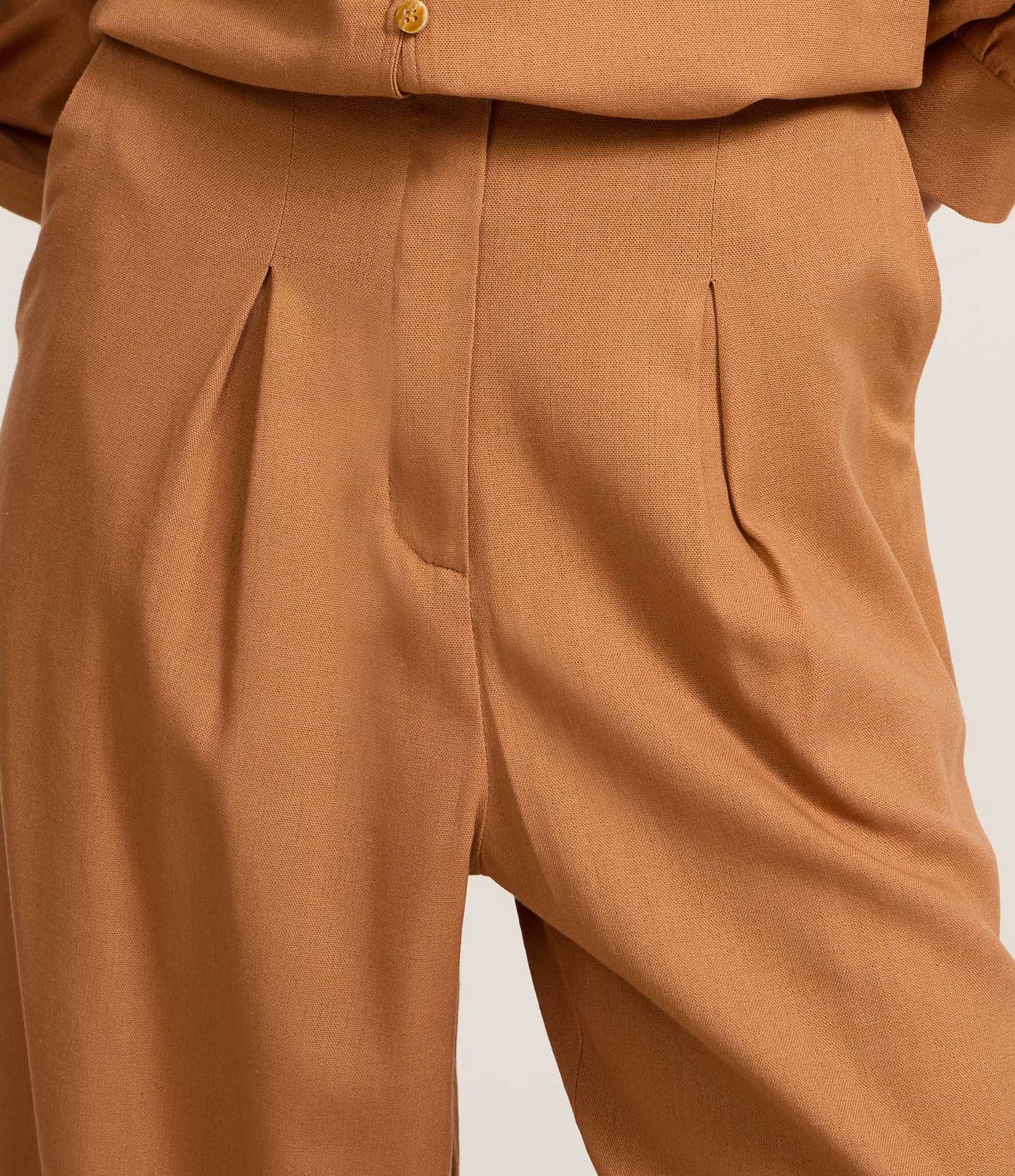 Calça Reta em Viscolinho com Pregas Caramelo 4