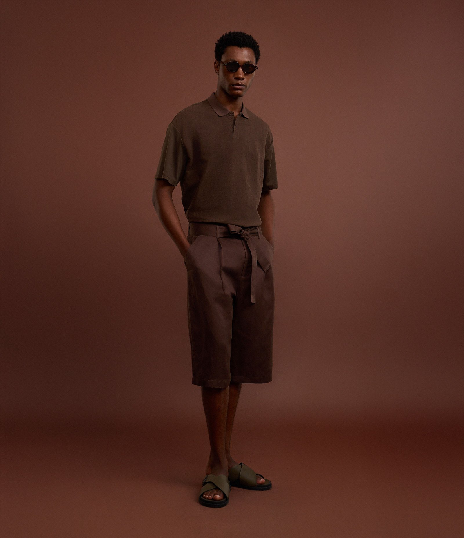 Bermuda Baggy em Linho Encerado com Amarração Alfaiatada Marrom 2